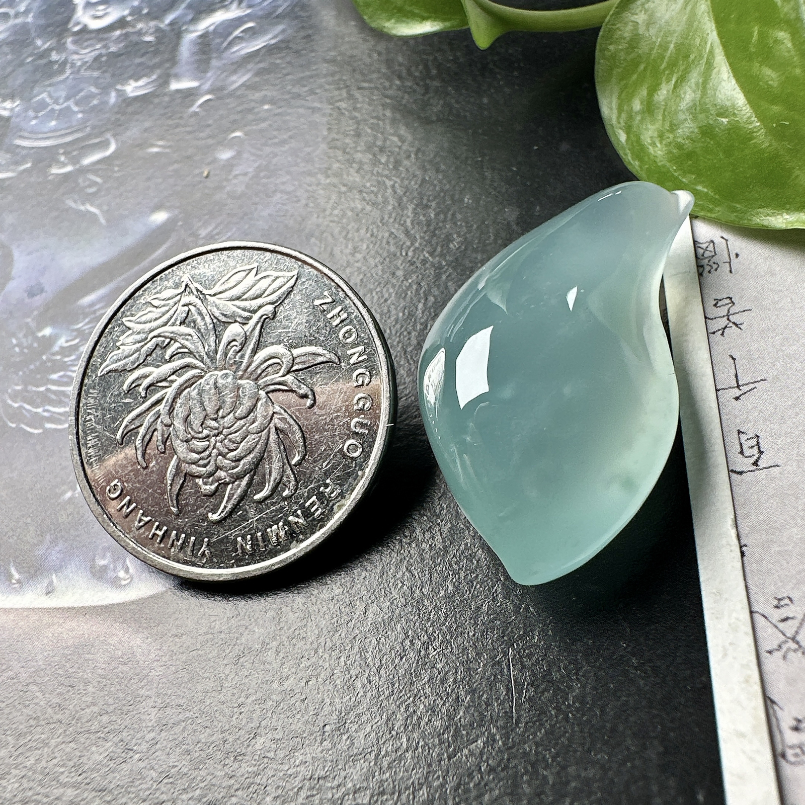 【冰种天空蓝随形吊坠】质地非常细腻干净，冰润十足，种老冰透，收藏品质。