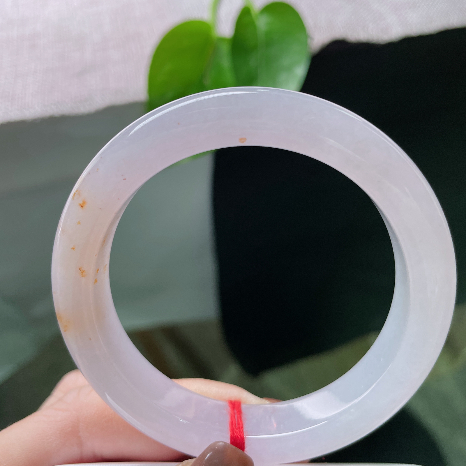 55.2/11.7/8.7，冰紫正圈，洒金，把东方雅致的含蓄与金玉满堂的寓意，都凝在了这一抹腕间风情里。ss49781a..