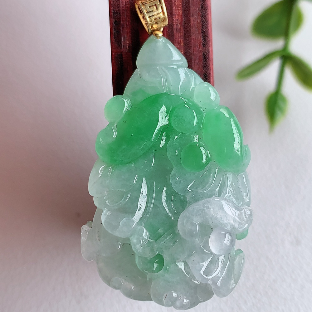 18k金扣冰润飘绿白菜吊坠  玉质细腻，巧雕白菜，叶脉纹理细密，饱和紧密;茎叶粗壮有力，白菜”音通“
