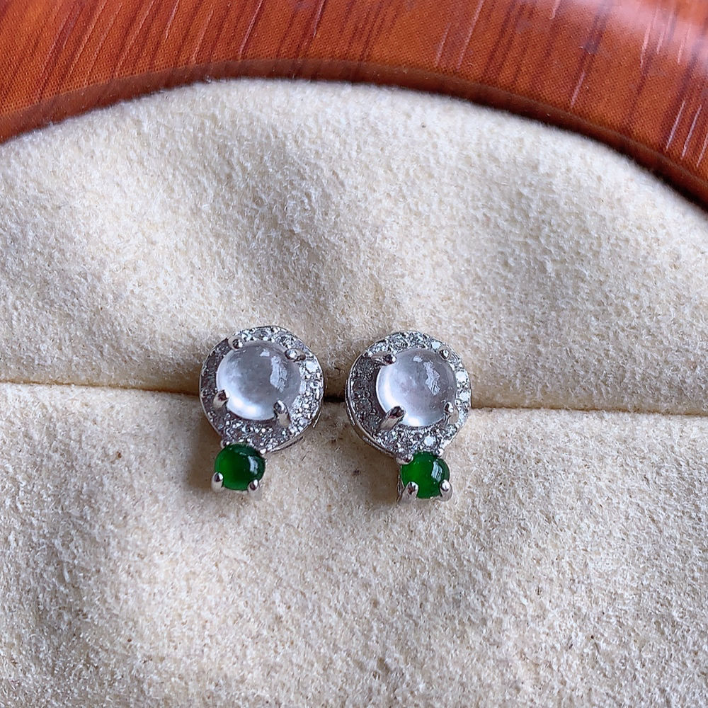 冰翡翠925银镶嵌蛋面耳钉，自然光实拍，翠色灵动，颜色漂亮，种老水足，品相佳，佩戴佳品！W815.27 取一整体尺寸：9.2-6.4-4.8mm  裸石尺寸：4mm