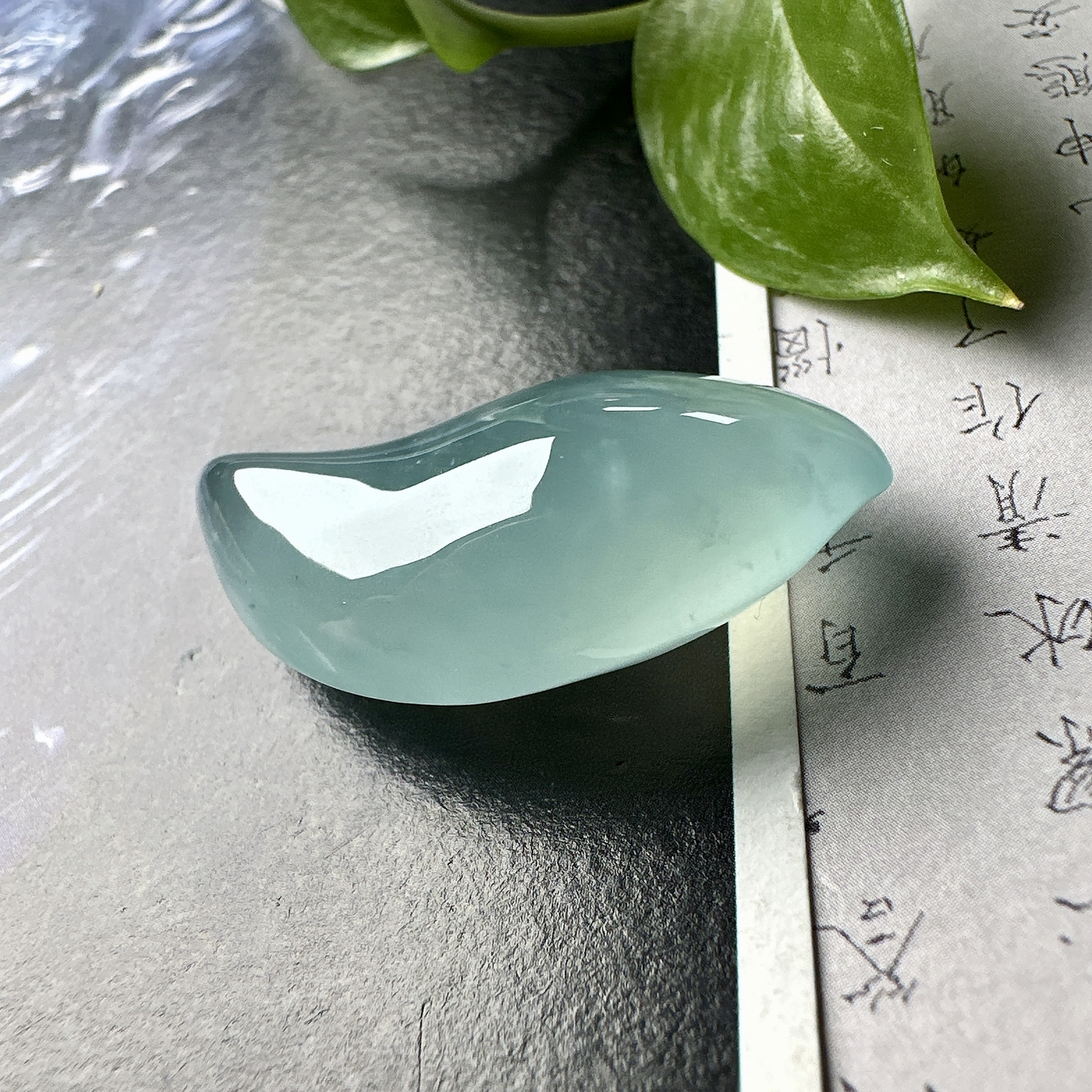 【冰种天空蓝随形吊坠】质地非常细腻干净，冰润十足，种老冰透，收藏品质。