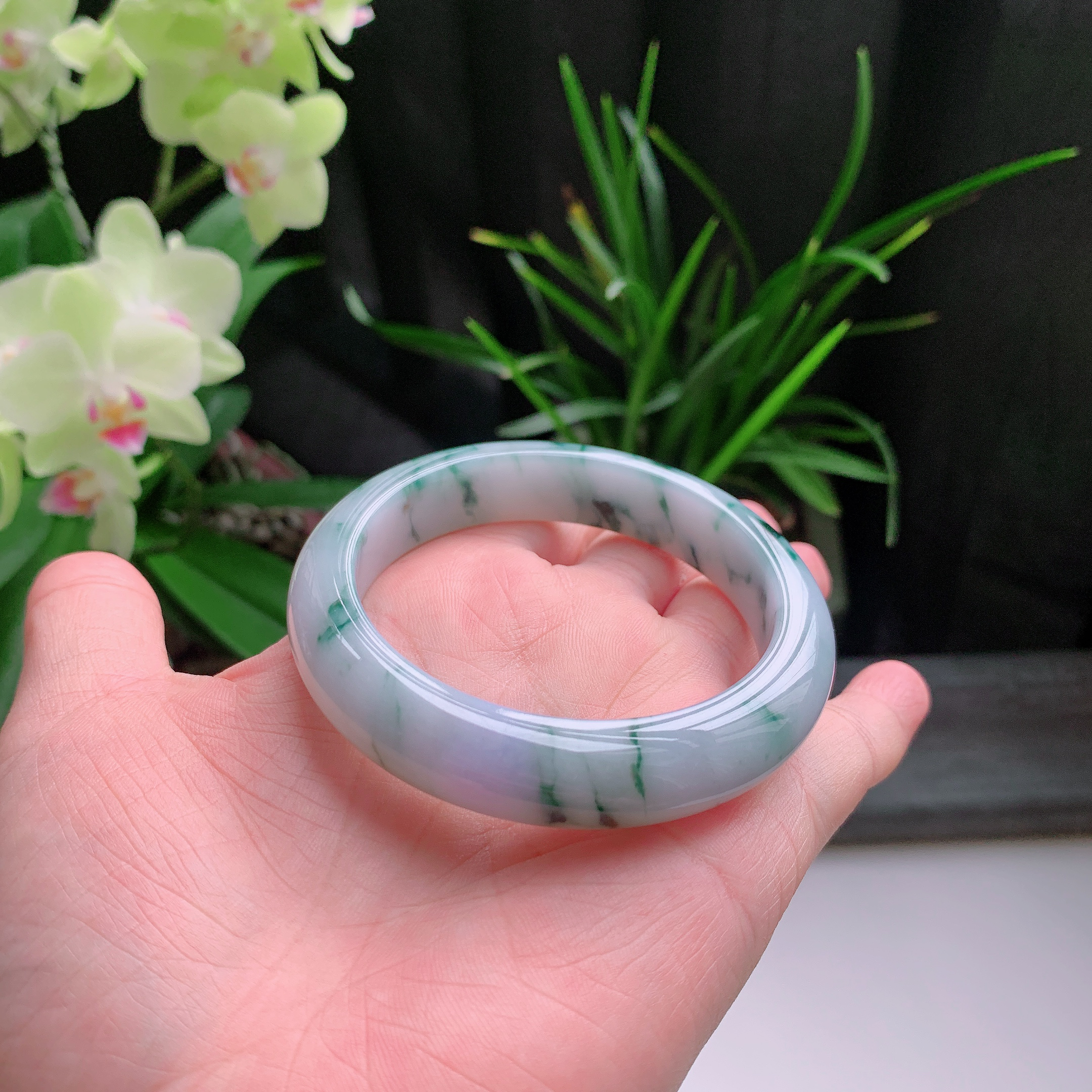 正圈56圈口，天然A货翡翠冰糯种水润淡紫飘绿玉手镯，水润秀丽，飘花灵动，种水十足，视觉甜美可人，恰到好处的美，十分高雅耐看，条形优美，上手优雅大方。63.95