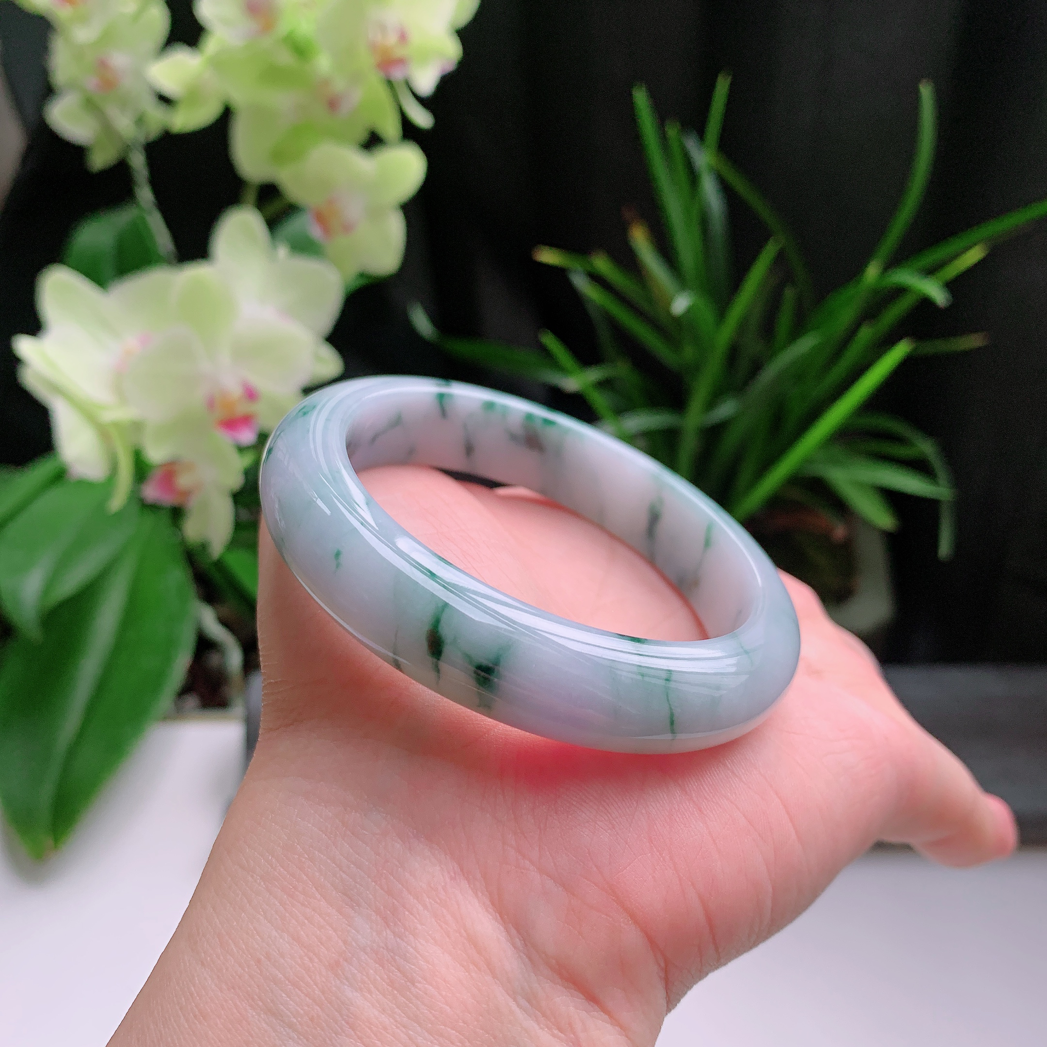 正圈56圈口，天然A货翡翠冰糯种水润淡紫飘绿玉手镯，水润秀丽，飘花灵动，种水十足，视觉甜美可人，恰到好处的美，十分高雅耐看，条形优美，上手优雅大方。63.95