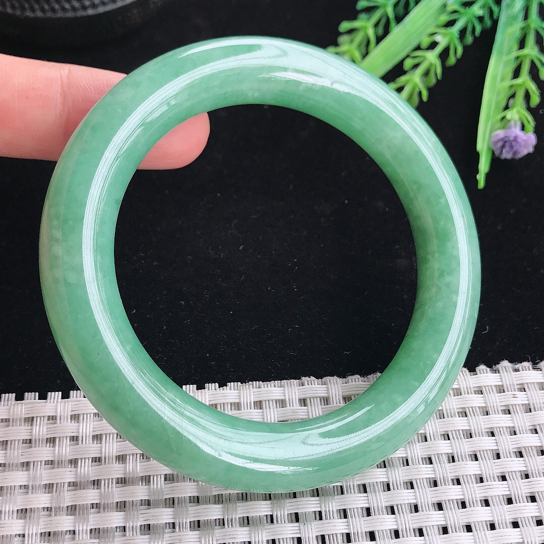 实拍A货翡翠56.5/12/11.6老坑精美冰润满绿圆条手镯翡翠玉镯平安镯