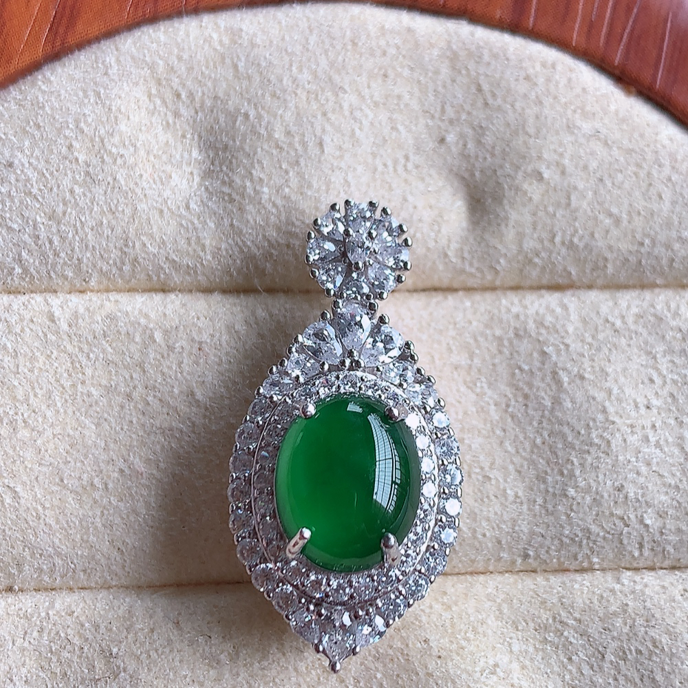 冰润飘绿蛋面翡翠吊坠，925银饰镶嵌  质地细腻，清秀高雅，饱满圆润  款式大方经典，颜色鲜艳，沁人