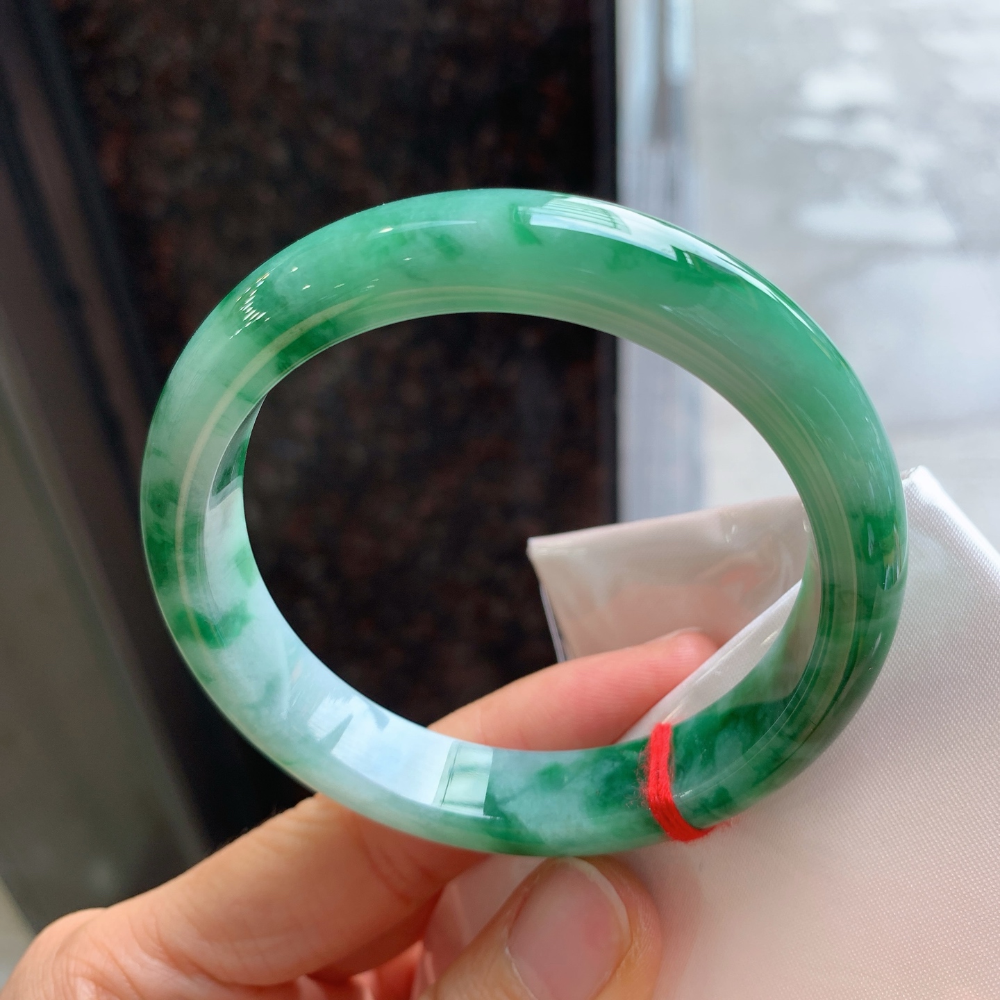 正圈飘绿，有纹、有裂，尺寸：59/12.7/8.1，大圈口