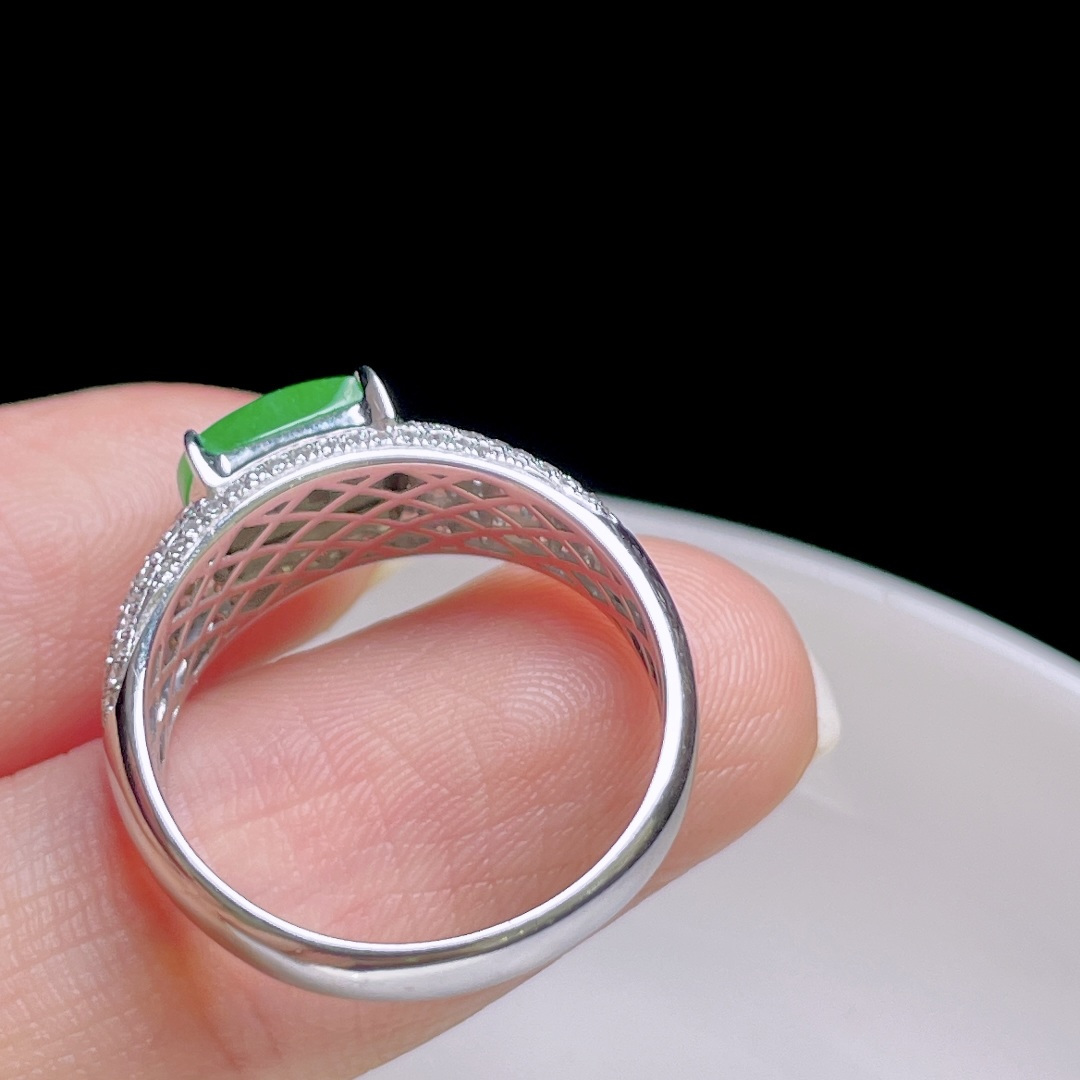 ️ 满色阳绿马鞍戒指，色阳色浓，种老水润，18k金镶嵌，裸石：8.4/6.5/2.2，圈口：14#