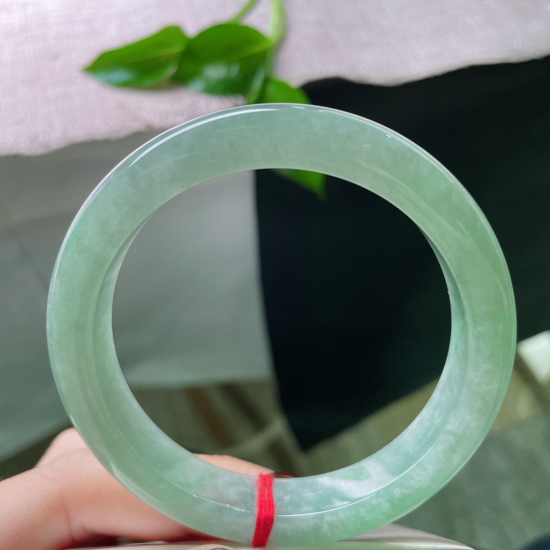 57.9/11.9/8.6，绿底正圈，水头好，种老，满色匀称，佩戴减龄，显气质，无裂，ss51179a