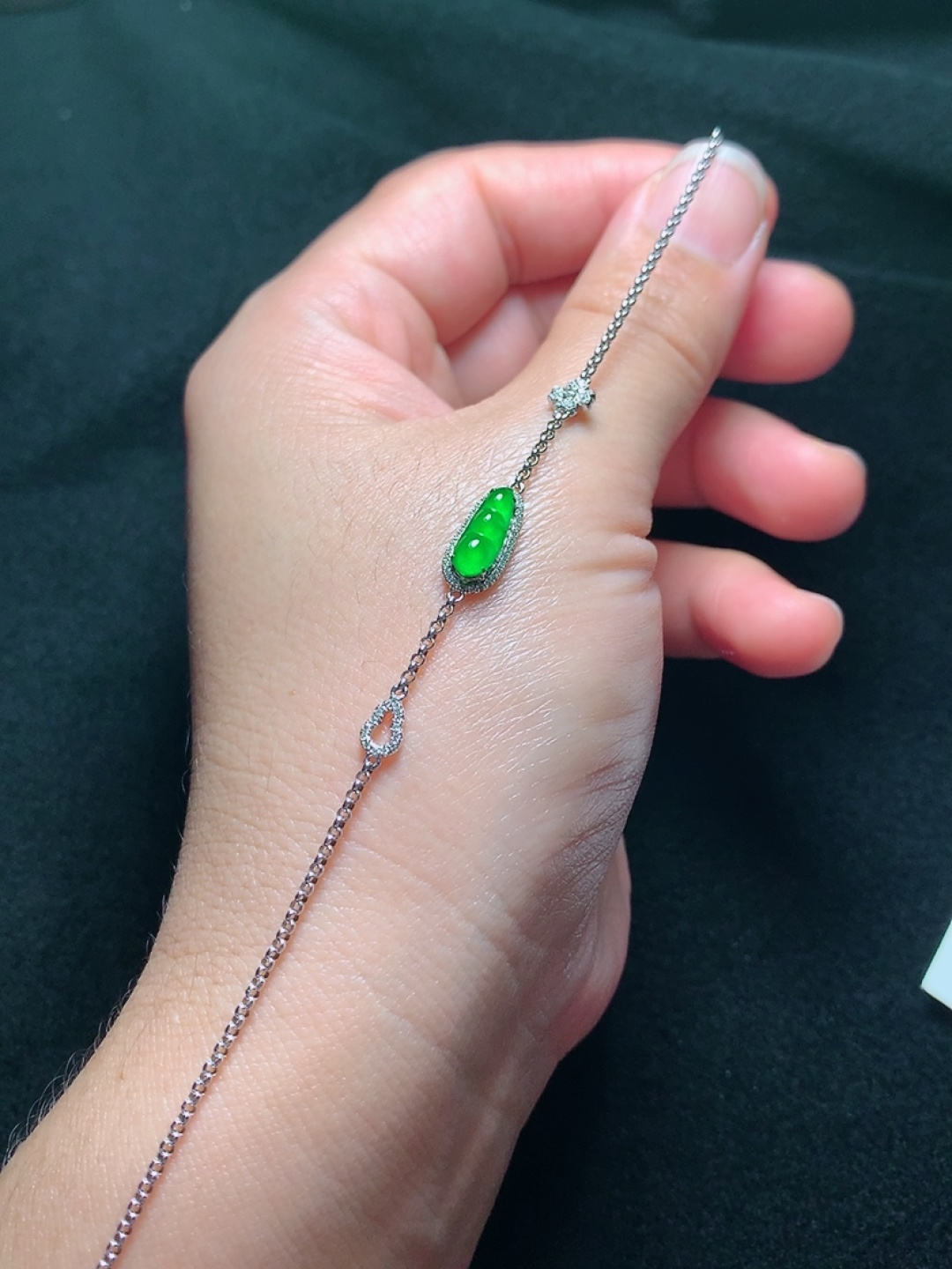 ️18k金镶嵌冰种阳绿福豆手链，种老水头好，又冰又润，饱满：15.5/6/4.2mm裸石：10.8/4/2mm，编号