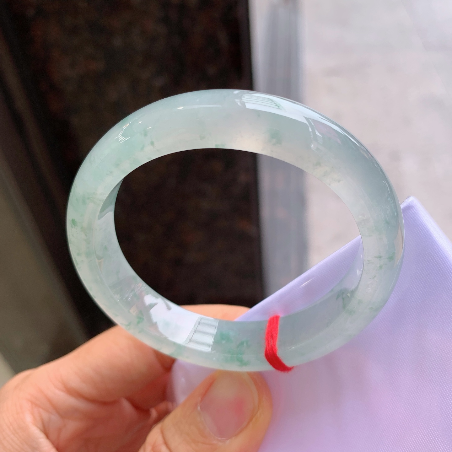 贵妃冰种飘花，有纹，尺寸：54/49/12/8，冰润