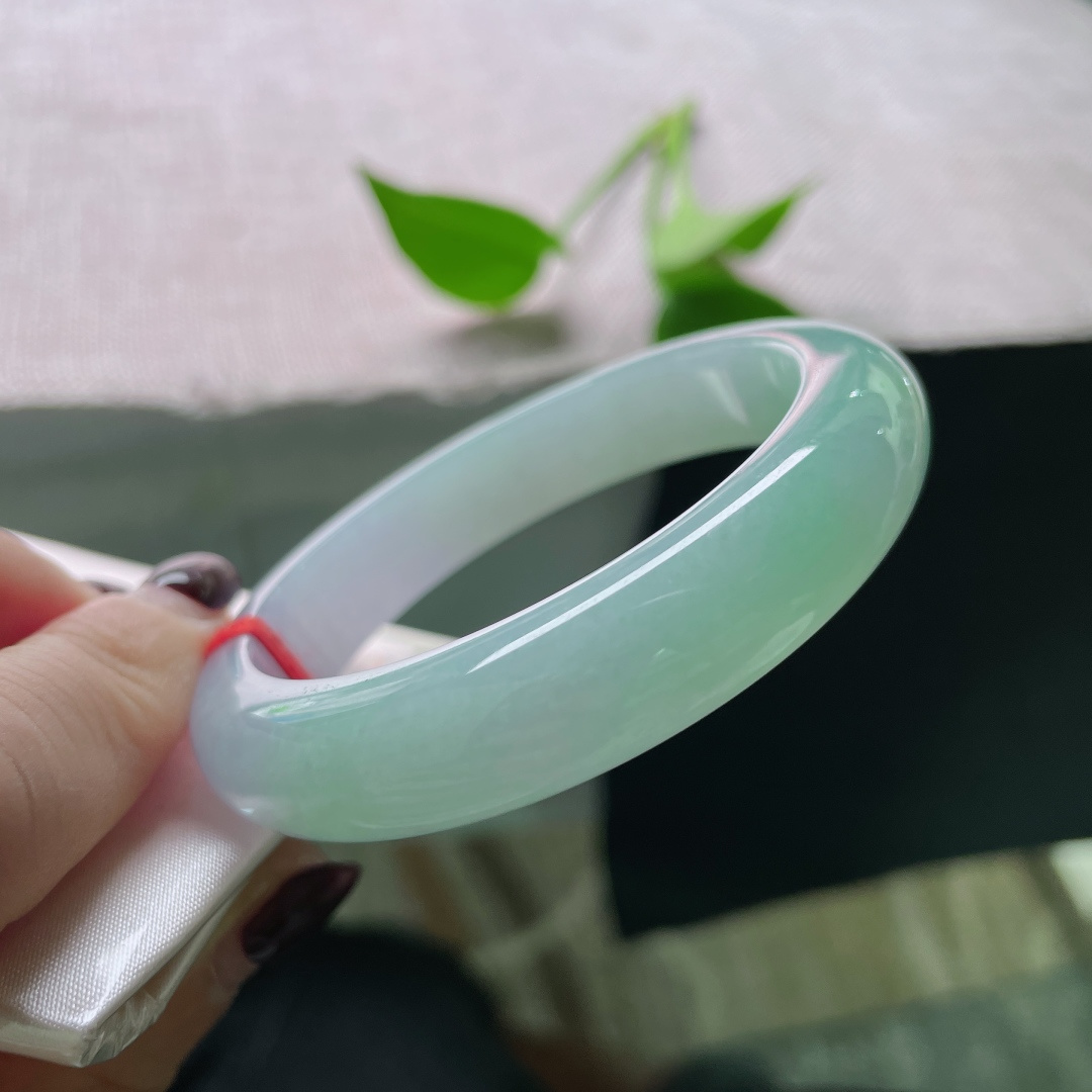 54.6/12.3/8.5春彩正圈，水润细腻，也是朝霞浸染远山，山间沁出的翠色。无裂，ss51742a