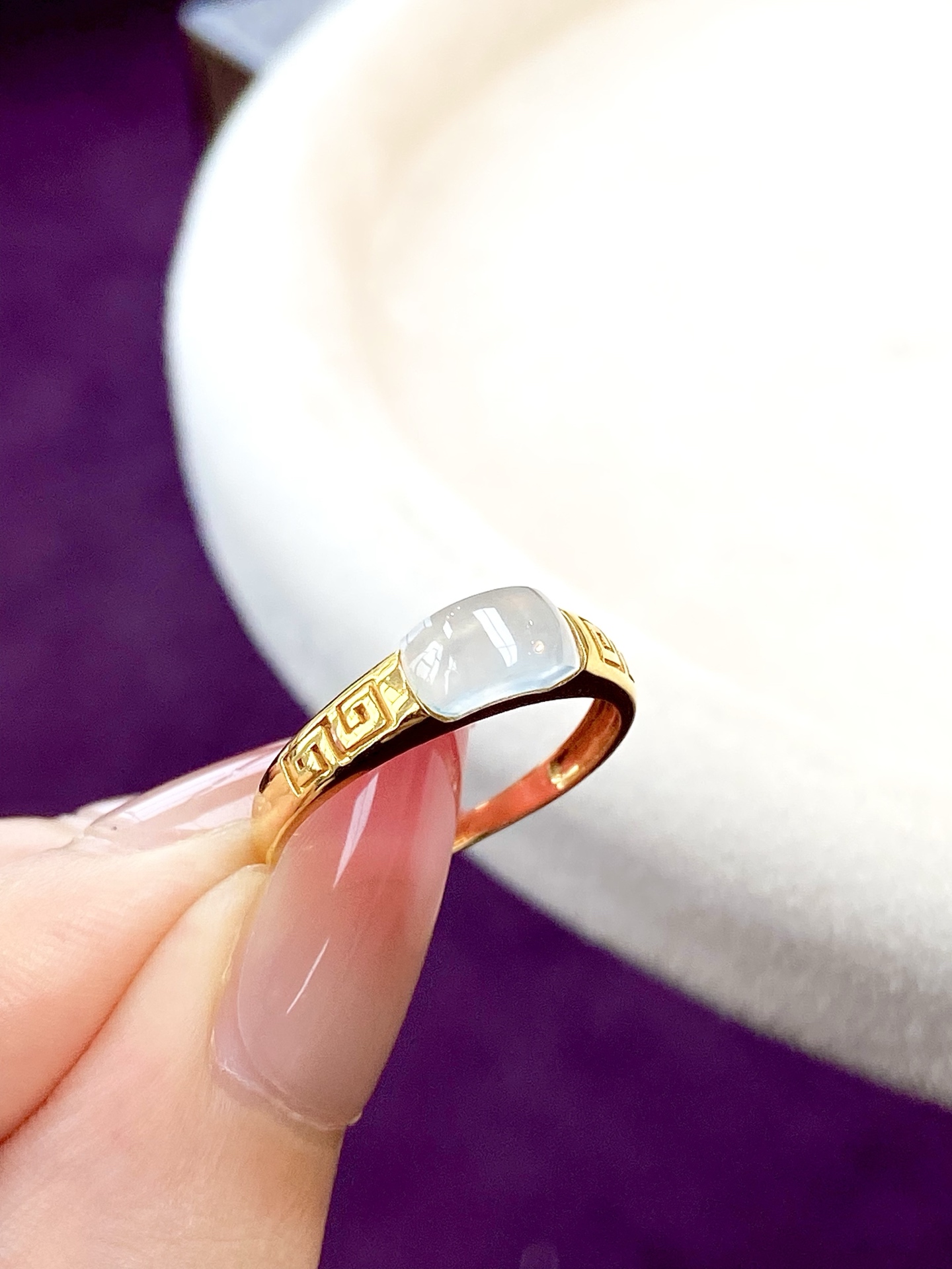 ️冰种马鞍戒指，冷冽的光与鎏金的韵，的气质，上手质感绝了，裸石：8.2/4.2/3.6mm，无裂。