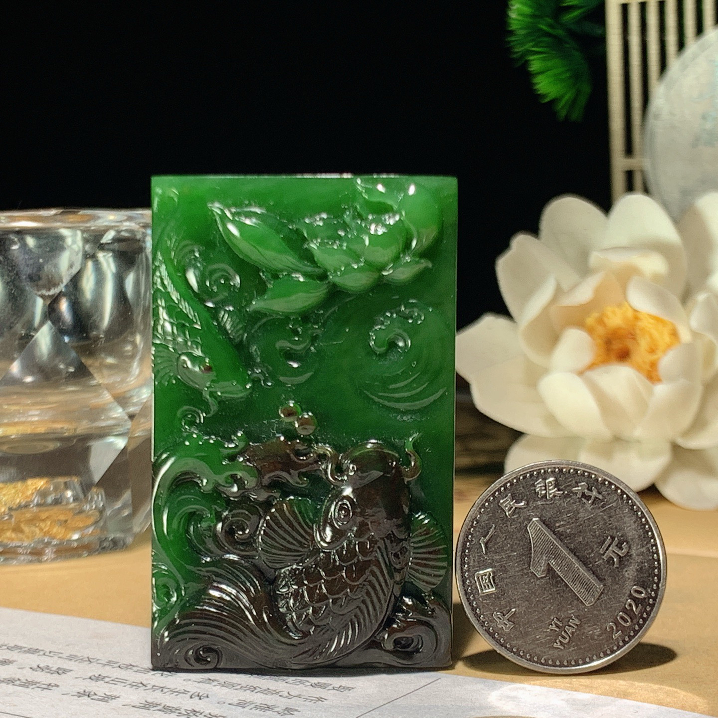 和田玉红皮料阳绿俄罗斯碧玉连年有余鱼牌子挂件。尺寸52/32/11重45克 玉质细腻油润。手推出油。佩戴高端典雅。lt260428