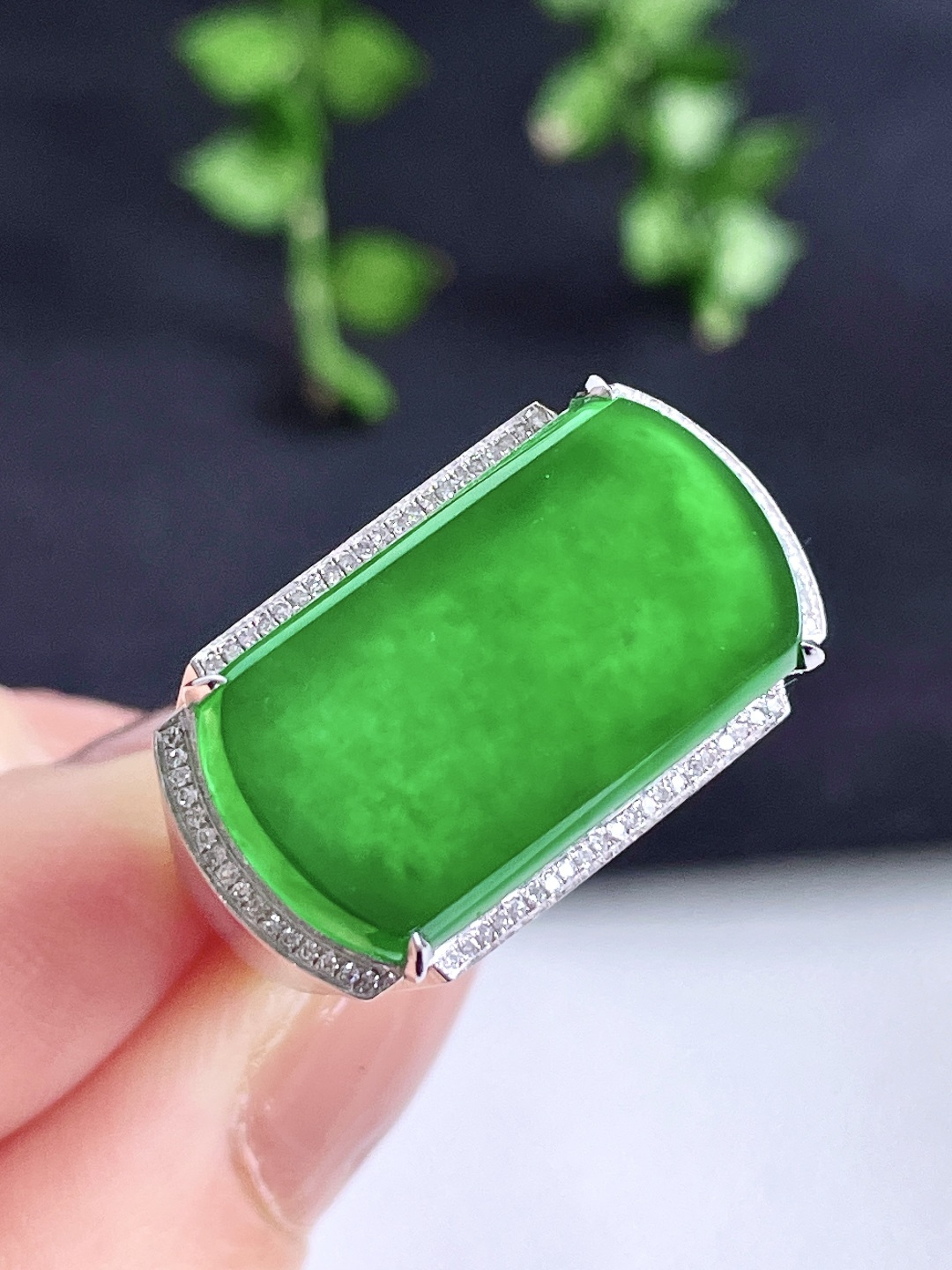 冰辣绿马鞍戒指，18k金镶嵌，无裂，性比高，20.8/11.5/2.8，20.5号，6.3克