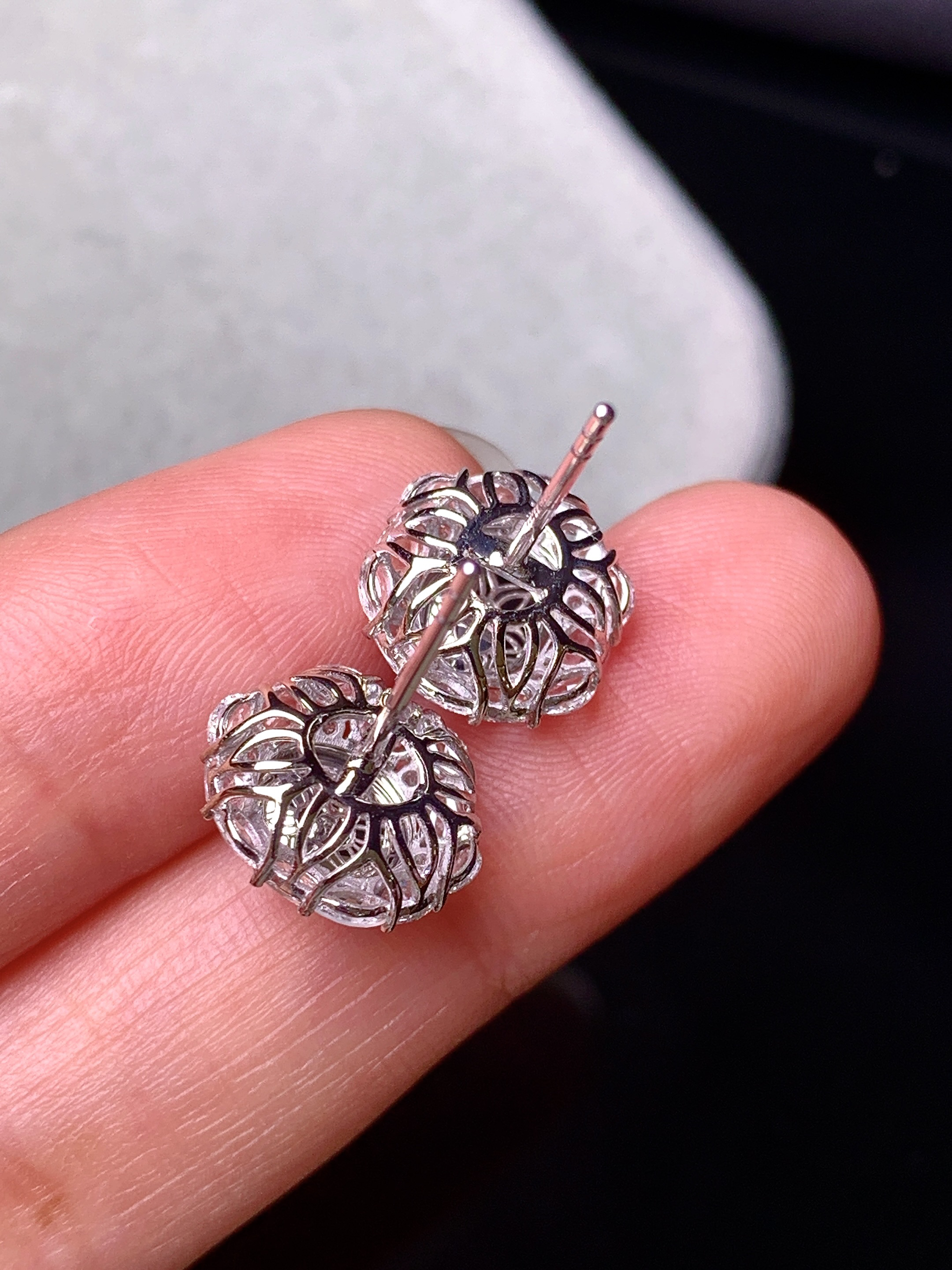 18k金钻镶嵌玻璃种蛋面耳钉 玉质细腻 色泽艳丽清新 水润亮眼 整体尺寸11.8*10.6*7.5m3