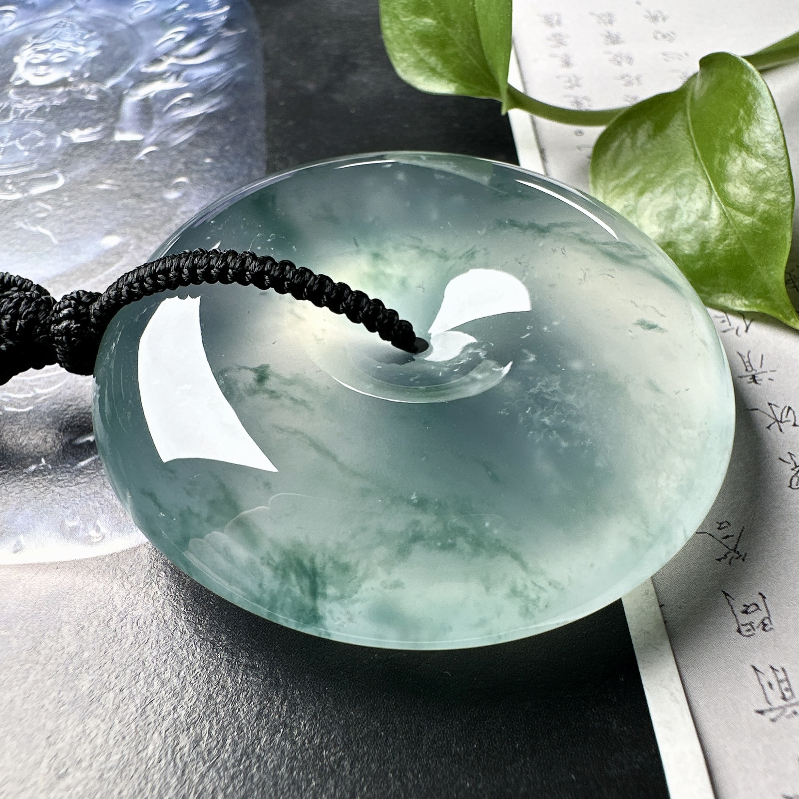 【冰种飘花巨无霸大平安扣】质地非常细腻，冰润十足，种老冰透，花色灵动，收藏品质。