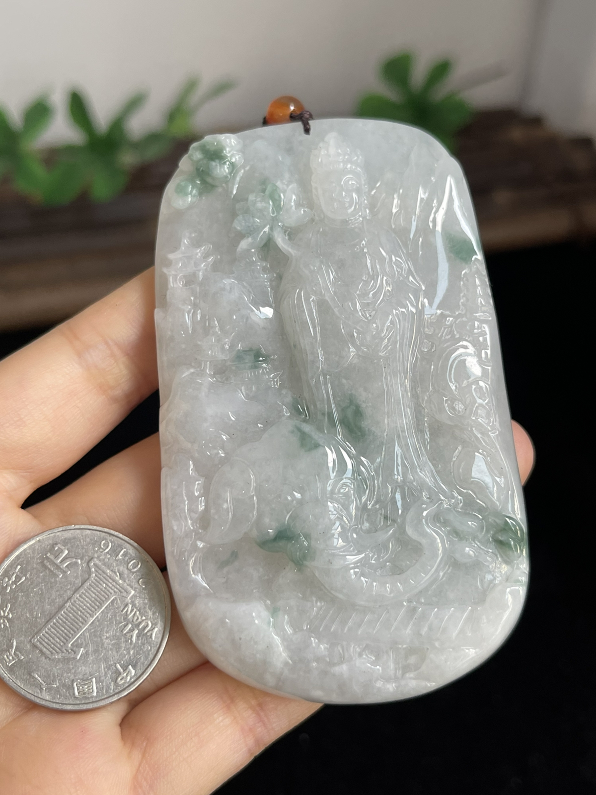 翡翠糯化种飘绿吊坠，配珠未测