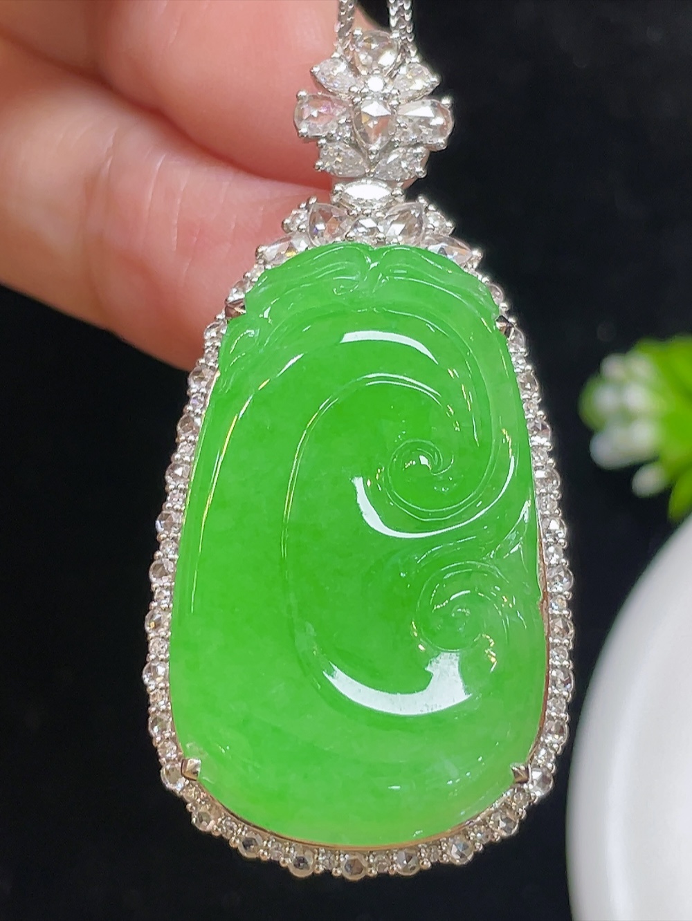 高冰阳绿，大如意，大件饱满，通透水润，玉质细腻，翠色鲜艳，18k金奢华钻石镶嵌，30.9-18.7-3.2