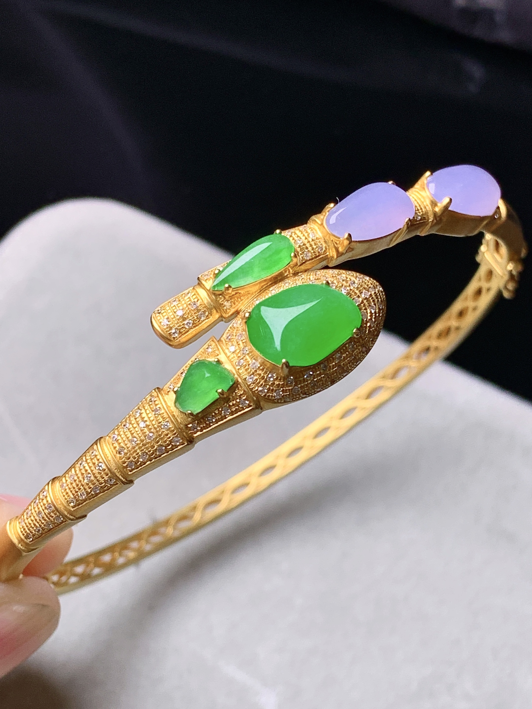 18k金钻镶嵌冰阳绿随形搭配紫罗兰随形手镯 玉质细腻 色泽艳丽清新 水润亮眼 圈口58.8 裸石尺寸