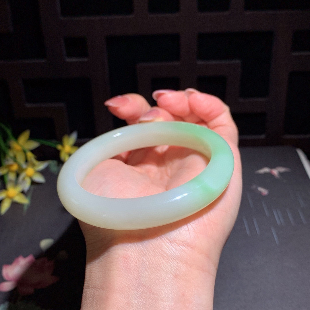 和田玉59圈口翠青手镯！玉质细腻油润 底色纯净 无裂无黑 脂粉好，品质高