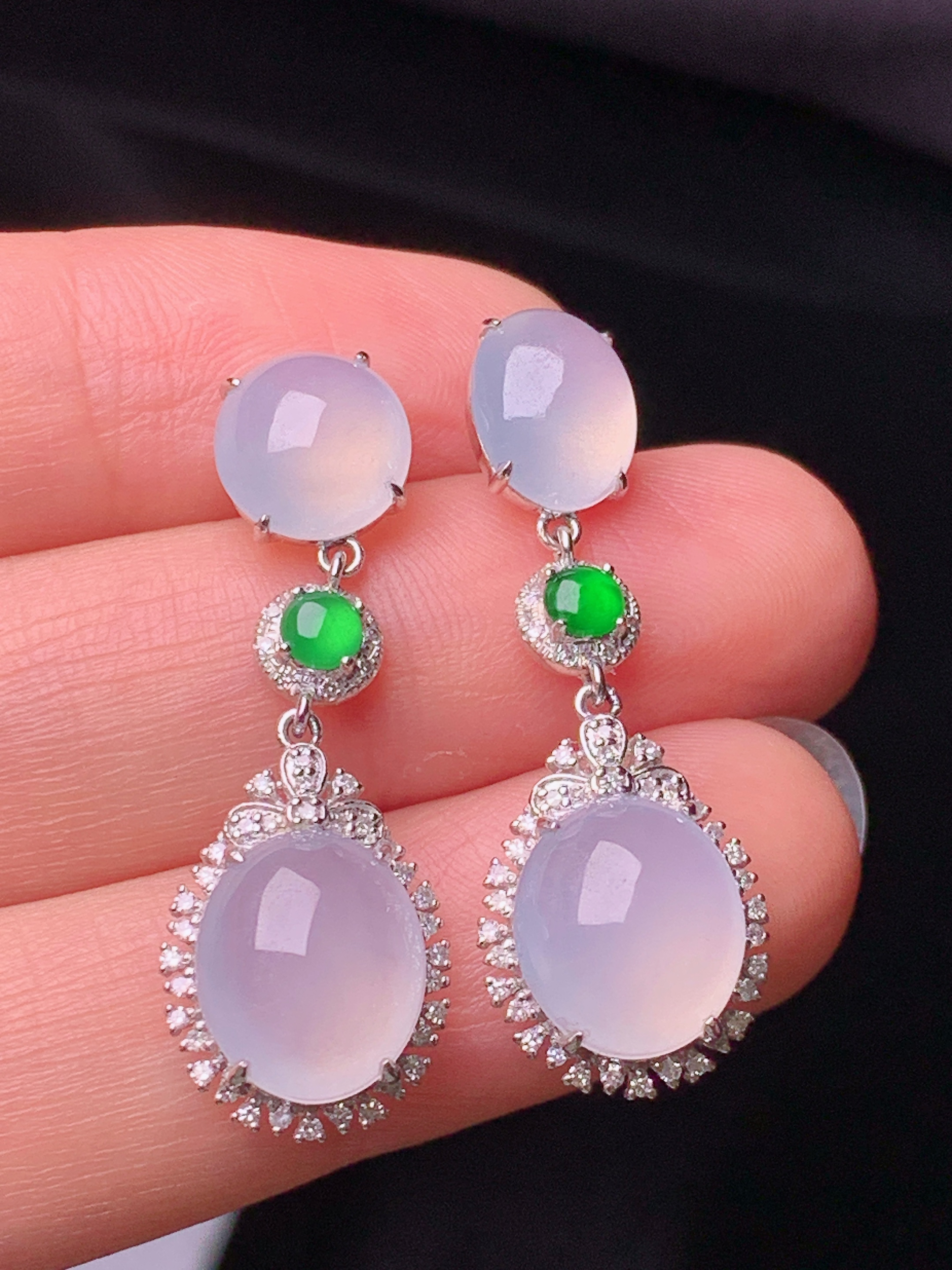 18k金钻镶嵌冰种蛋面耳坠 玉质细腻 色泽艳丽清新 水润亮眼 整体尺寸32.2*11*7x2