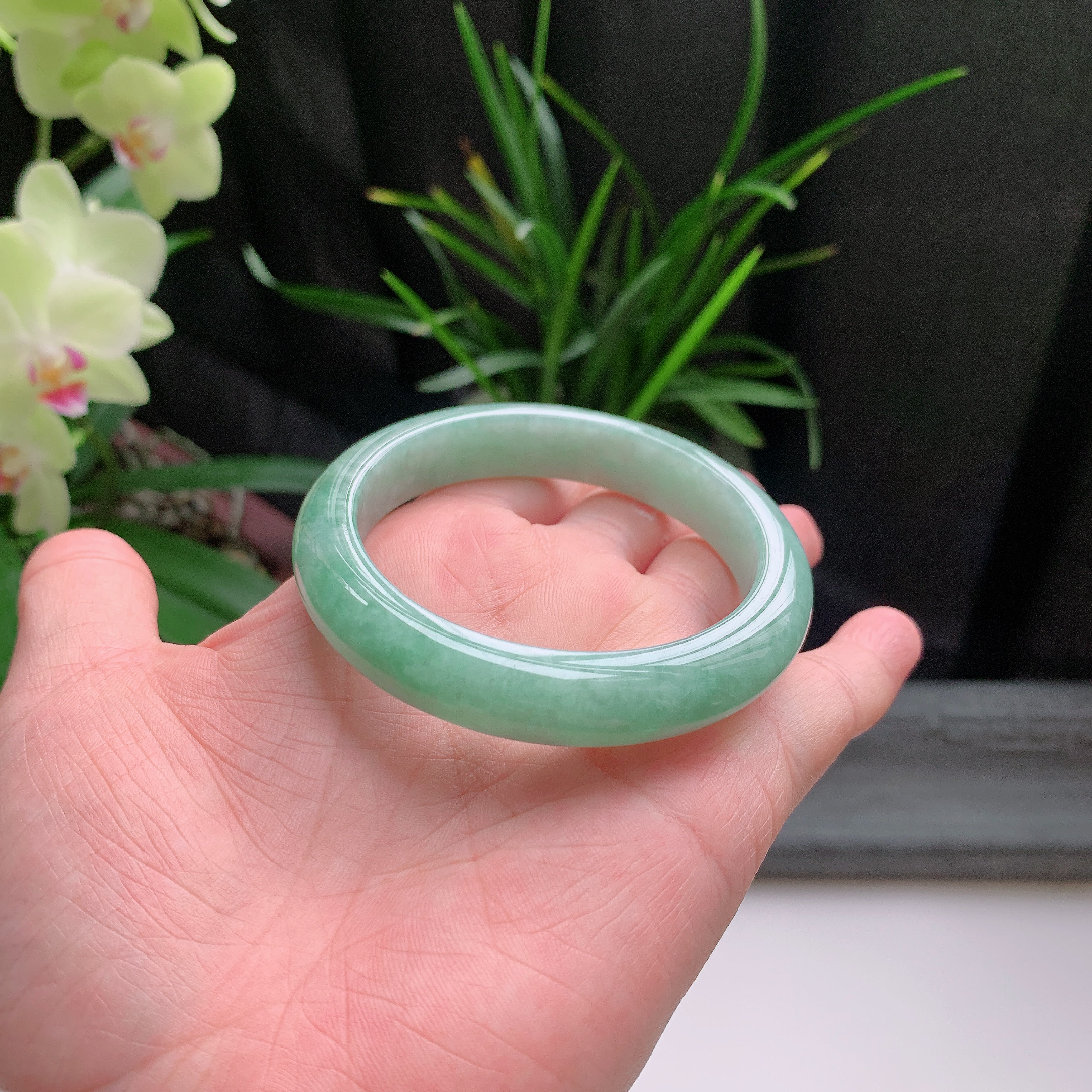 正圈54圈口，天然A货翡翠冰糯种水润飘绿玉手镯，水润秀丽，飘花灵动，种水十足，视觉甜美可人，恰到好处的美，十分高雅耐看，条形优美，上手优雅大方。52.47