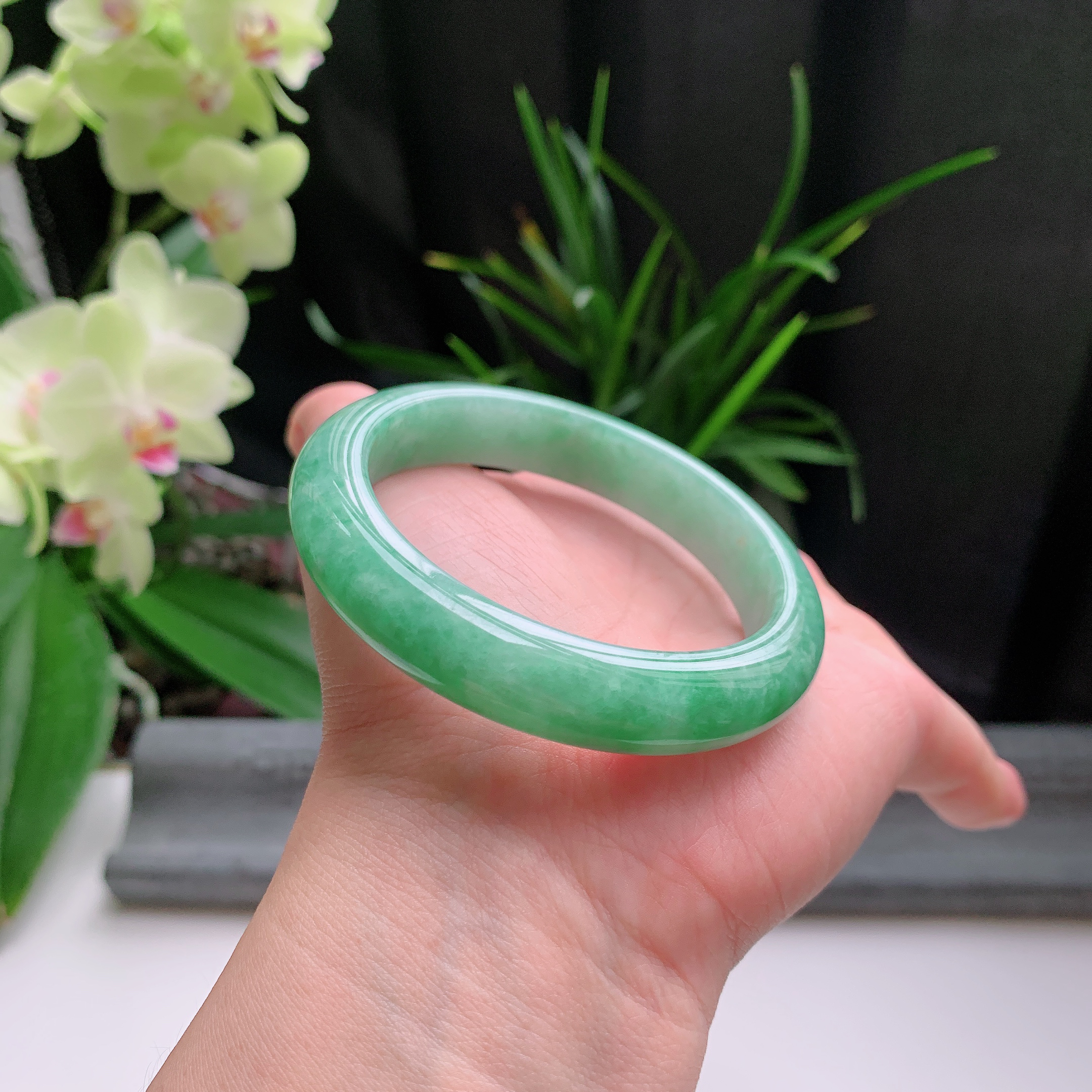 正圈55圈口，天然A货翡翠冰糯种水润飘绿玉手镯，水润秀丽，飘花灵动，种水十足，视觉甜美可人，恰到好处的美，十分高雅耐看，条形优美，上手优雅大方。57.13