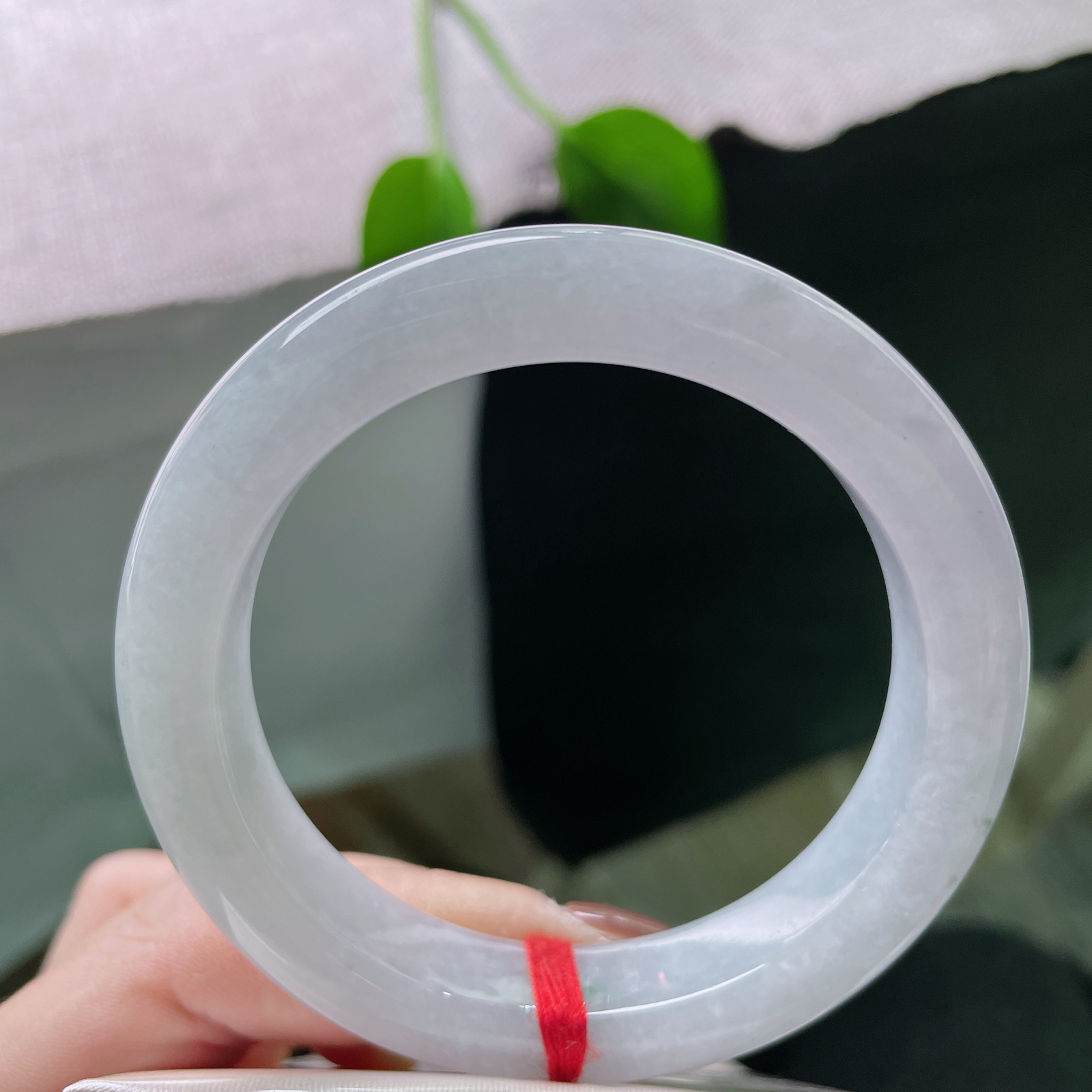 55.7/12.2/9.6，紫罗兰正圈，玉质温温似月华，此镯轻缠，岁岁清嘉。ss51907a..