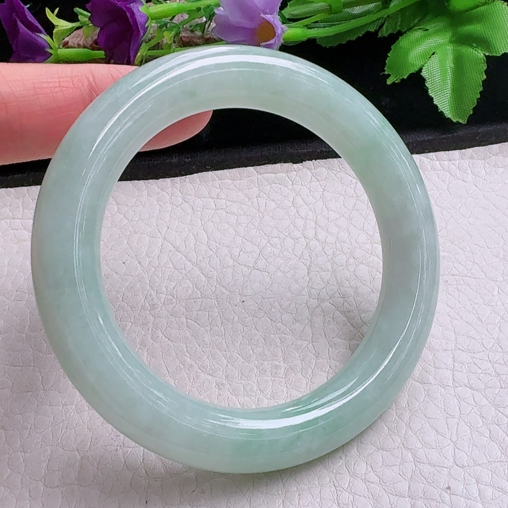 n实拍55*10.8*11.2美人镯 缅甸翡翠a货手镯浅绿圆条玉镯子