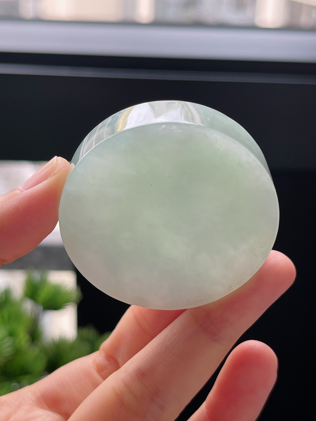 翡翠淡绿色镯心