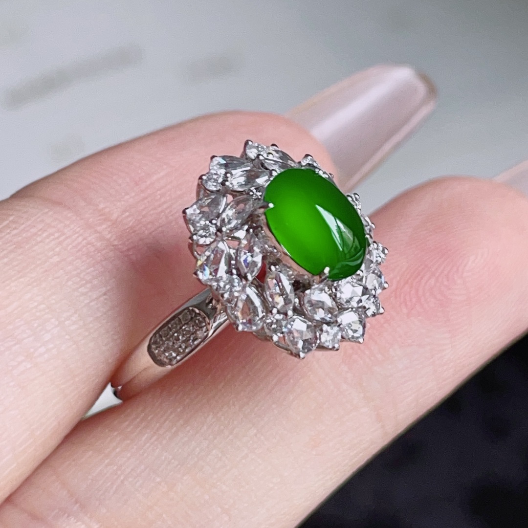 ️ 辣绿蛋面戒指，色泽鲜艳，种老水润，18k金镶嵌，裸石 7.6/5.7，圈口 11