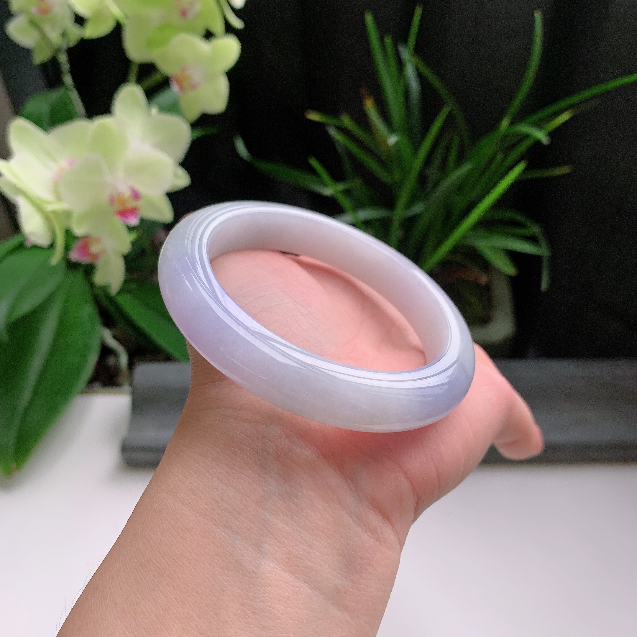 正圈58圈口，天然A货翡翠冰糯种水润飘紫玉手镯，水润秀丽，飘花灵动，种水十足，视觉甜美可人，恰到好