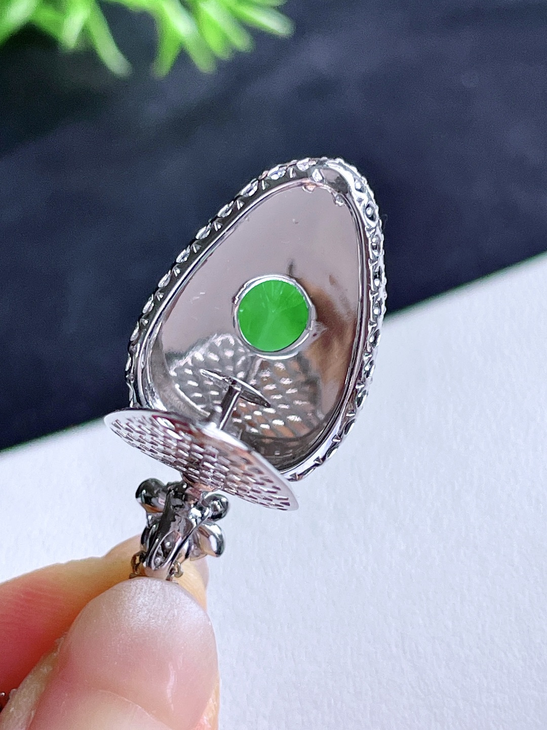 【镶嵌】冰种阳绿树叶飘阳绿叶子吊坠，【说明】缅甸 18k金镶嵌 无裂 性比高 大业有成，【整体】37-38.6-11.6，【裸石】24.3-16.2-3.6，【重量】7.6克