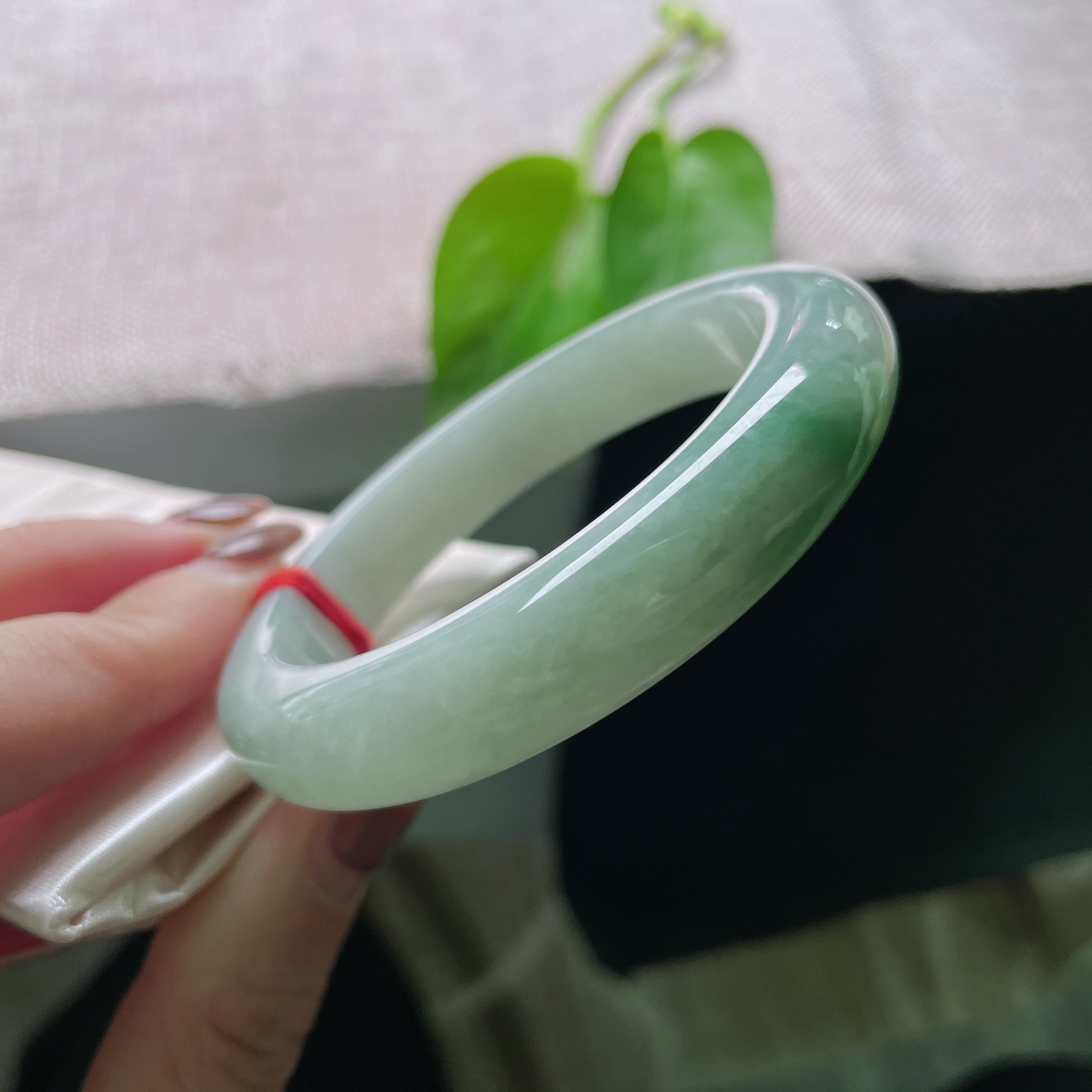 56/12.1/8.9，绿底正圈，一抹飘色增添几分韵味，种老，底子细腻，色纹，ss48469a..