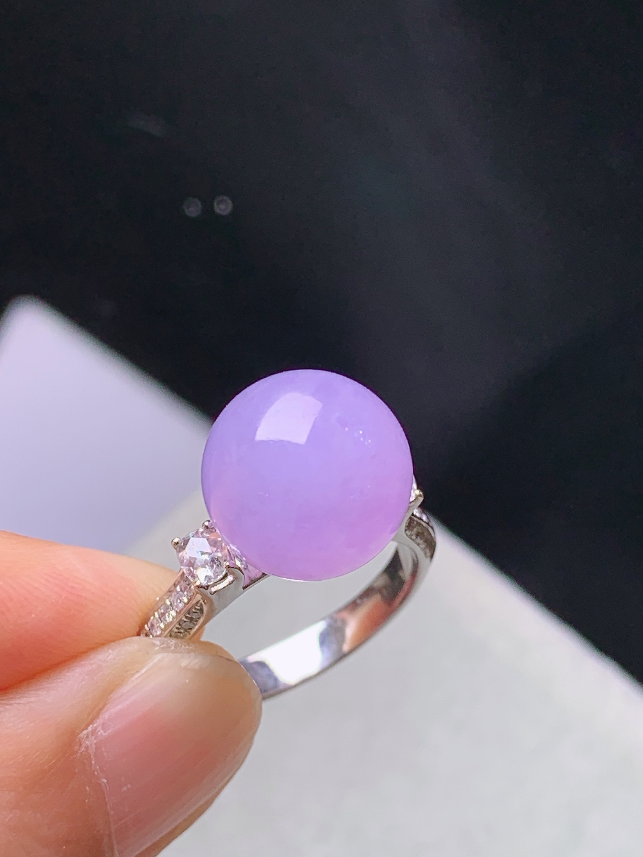18k金钻镶嵌紫罗兰圆珠戒指 玉质细腻 色泽艳丽清新 水润亮眼 圈口14 整体尺寸11.5c4