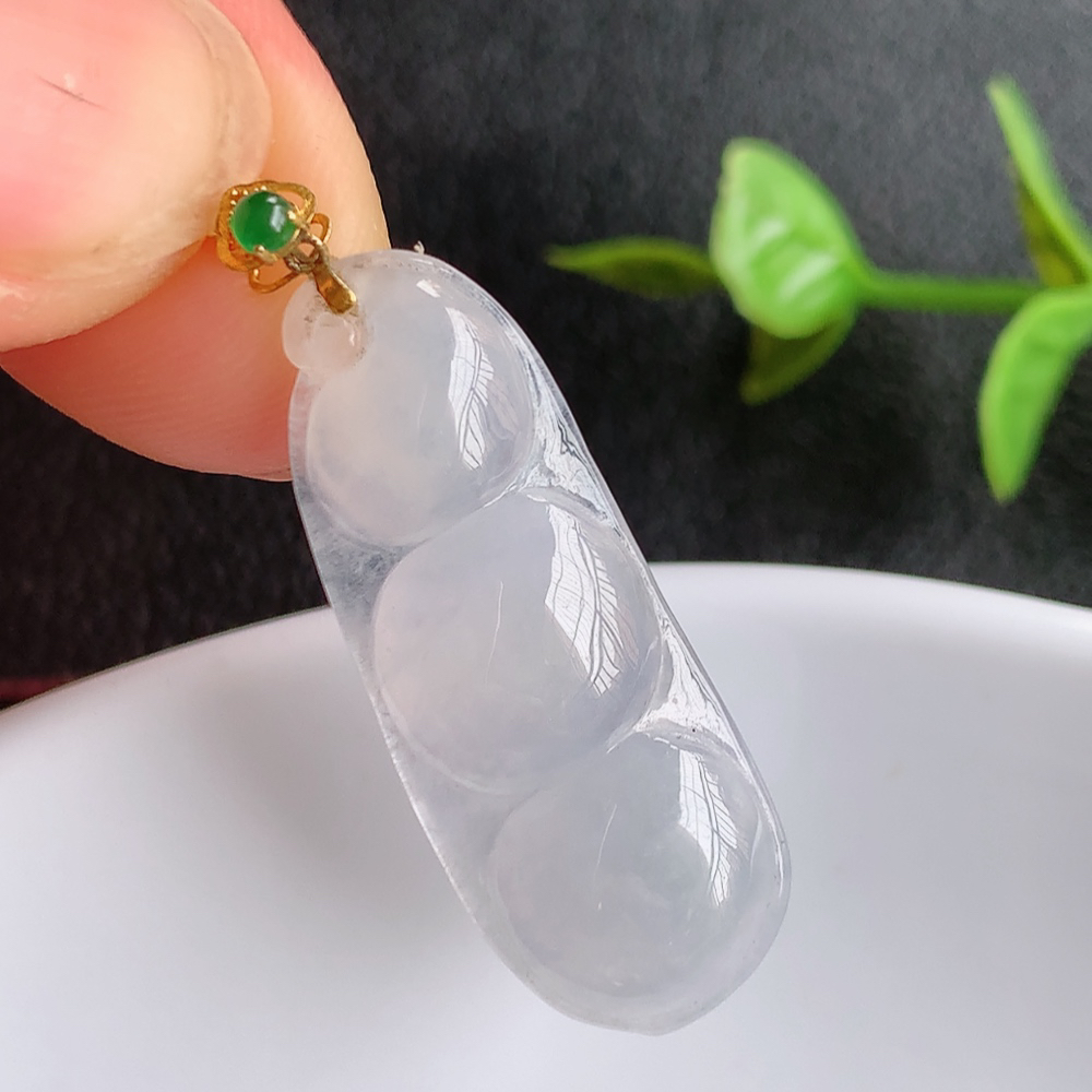 18k金扣冰润福豆翡翠挂件，老种飘花  冰清玉洁  胶感十足  寓意“四季平安，福气满满”颜色鲜艳，清新自然，饱满通透   W03.27  尺寸：30.3-11.8-3.8mm