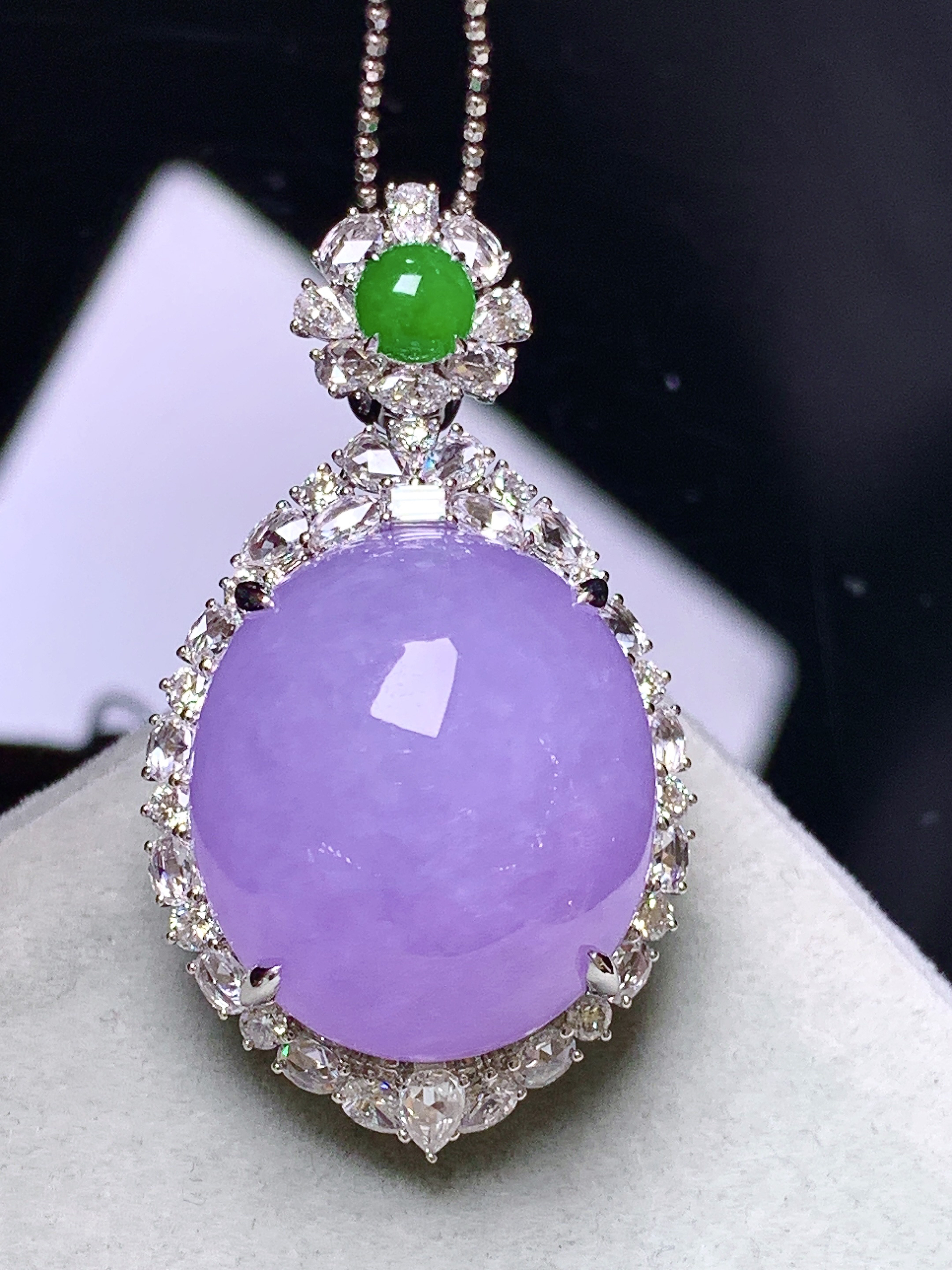 18k金钻镶嵌紫罗兰蛋面吊坠 玉质细腻 色泽艳丽清新 水润亮眼 整体尺寸37.2*21*17c4