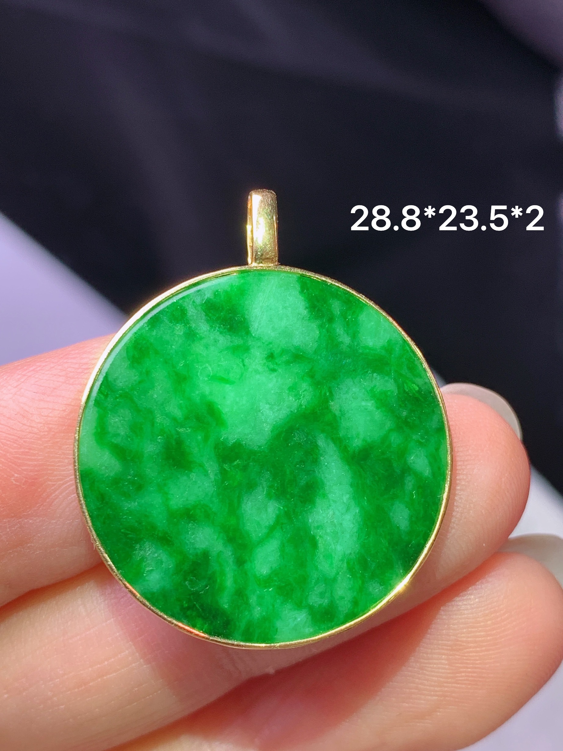 18k金镶嵌飘绿圆牌吊坠 玉质细腻 色泽艳丽清新 水润亮眼 整体尺寸28.8*23.5*2b1