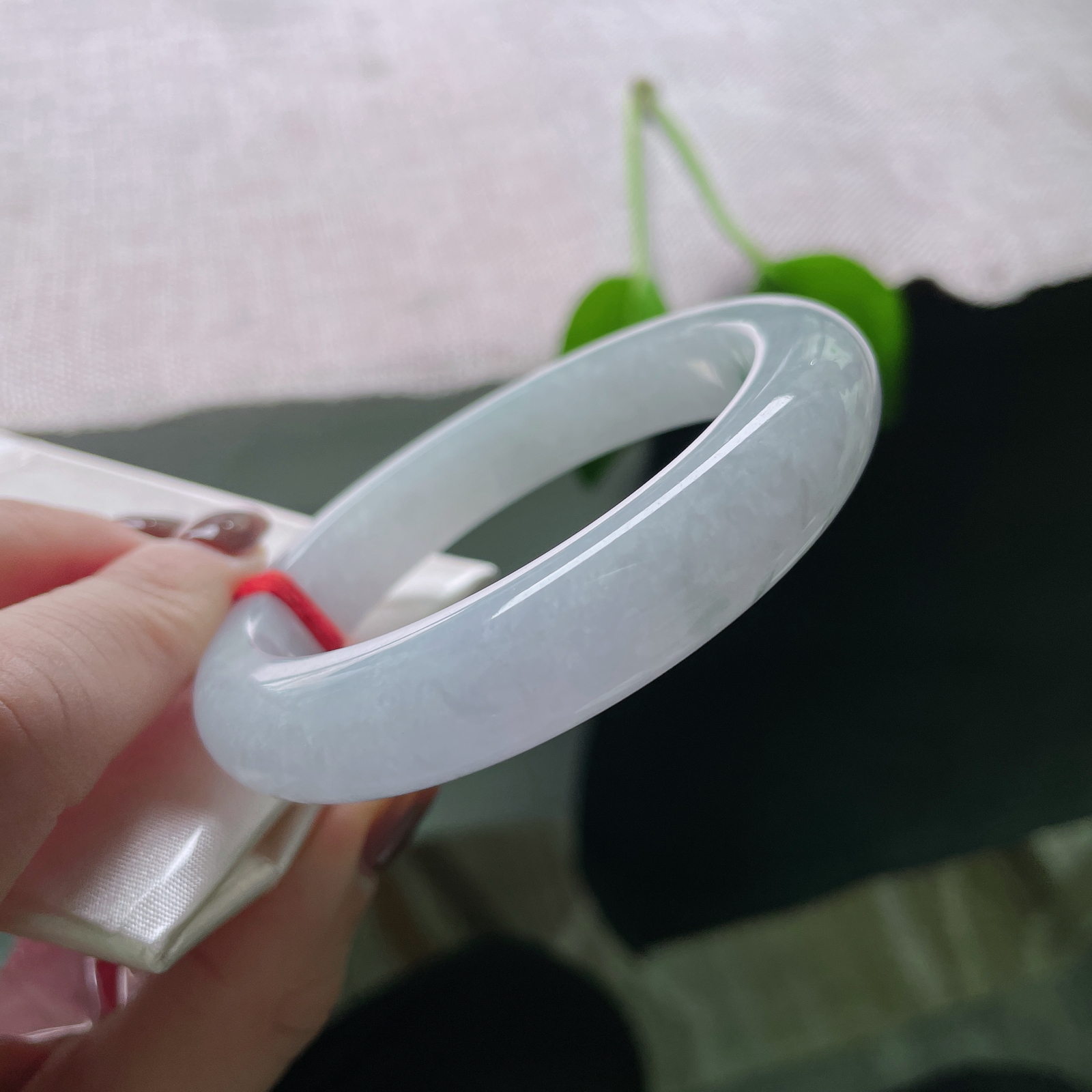 55.7/12.2/9.6，紫罗兰正圈，玉质温温似月华，此镯轻缠，岁岁清嘉。ss51907a..