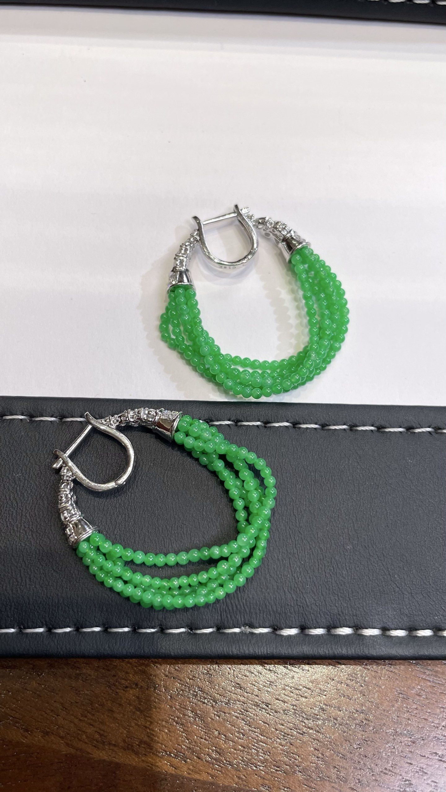 冰阳绿小米珠耳坠 · 高品质美物，18K · 整：34.4/25.5/4.7mm，裸：2*2mm