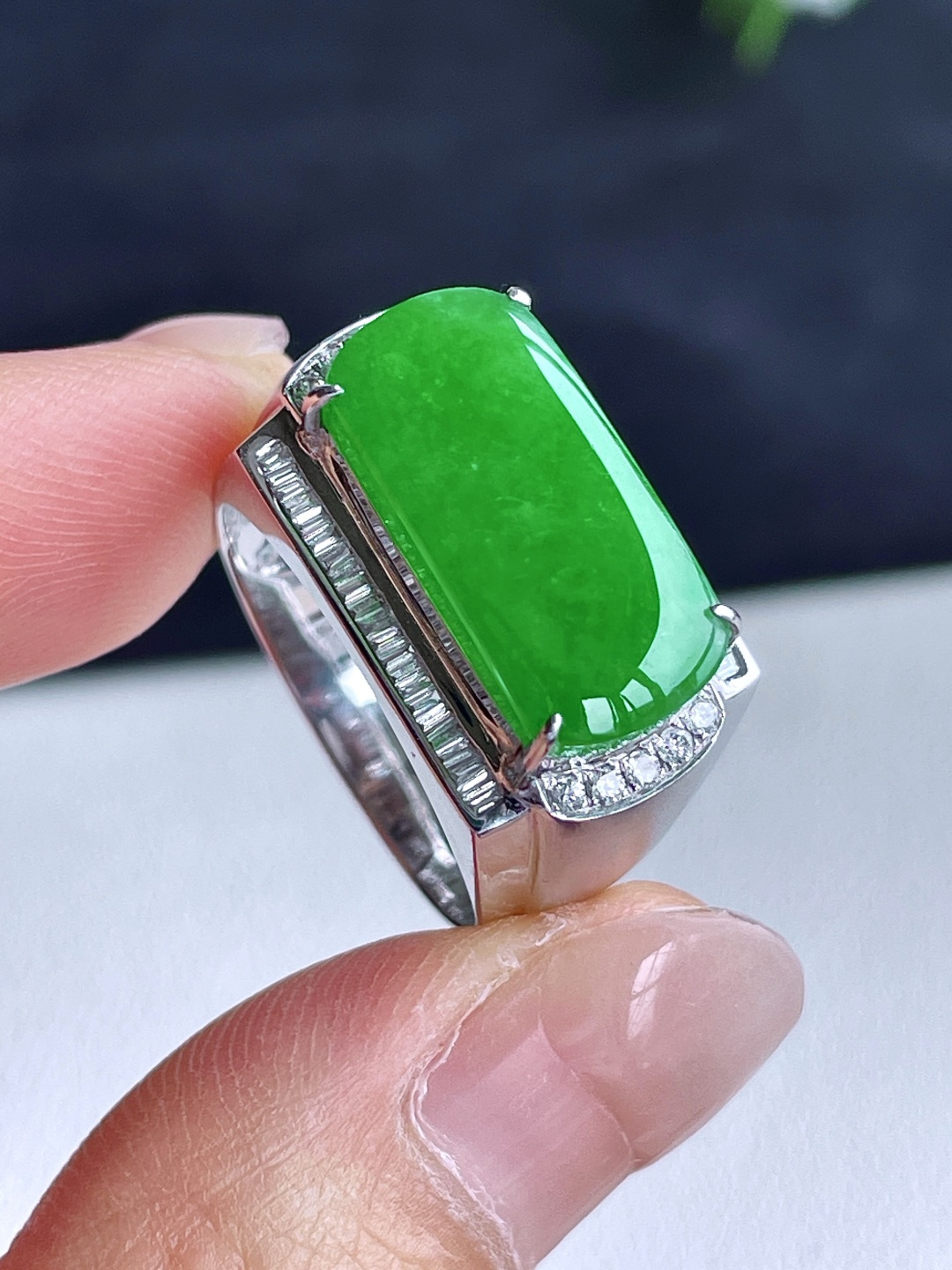 冰阳绿马鞍戒指，18k金镶嵌，无裂，性比高，18-9.1-3.5，22号，10克