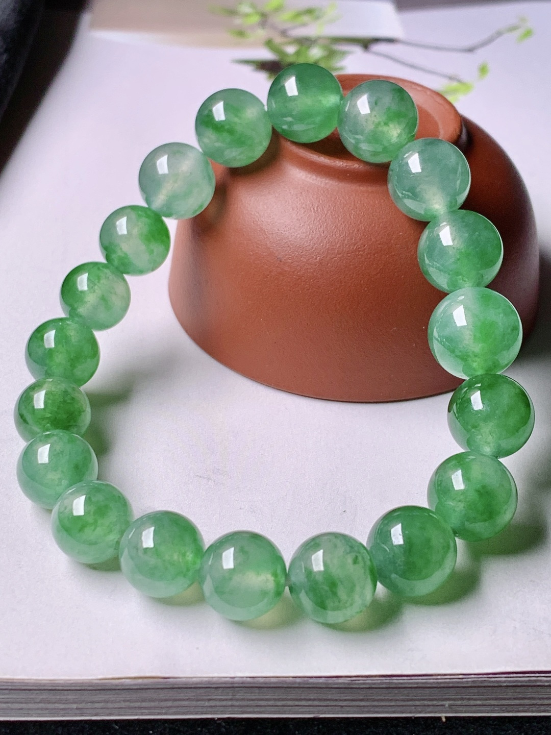 ️冰绿手链，色泽浓艳，尺寸9.6/11.7共19颗