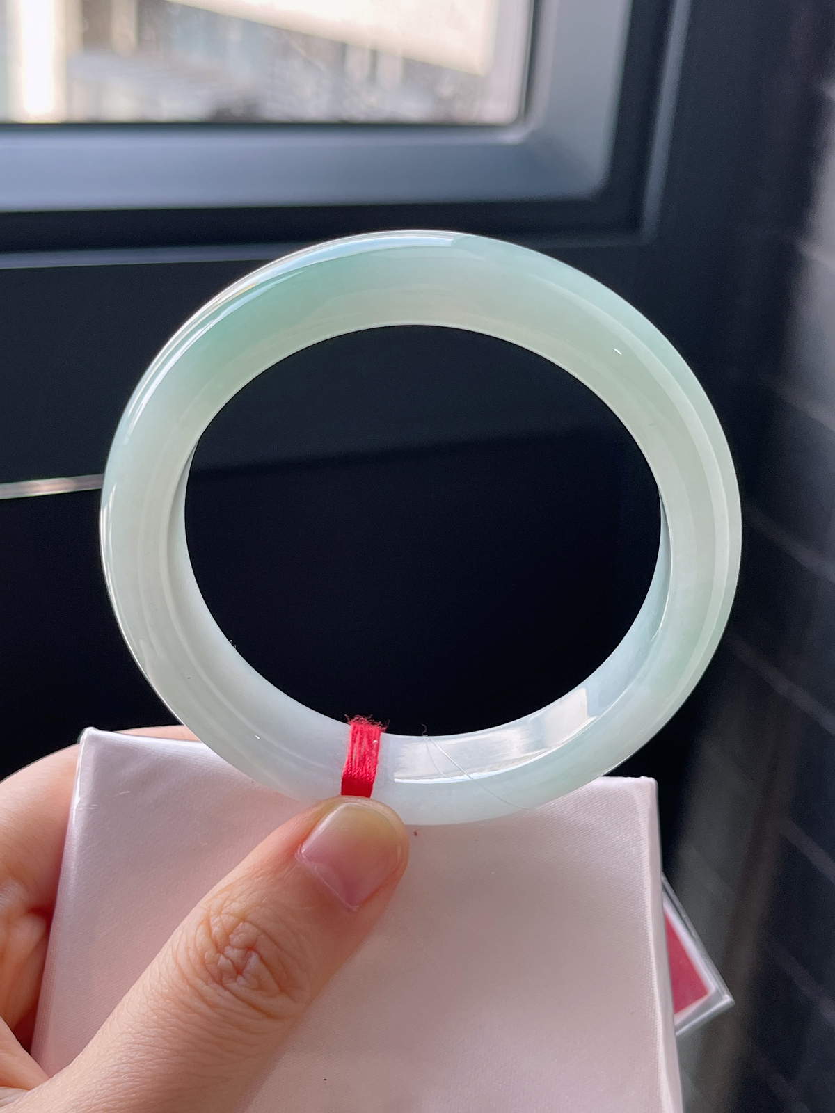 正圈57.6圈口，翡翠冰糯种淡绿色手镯