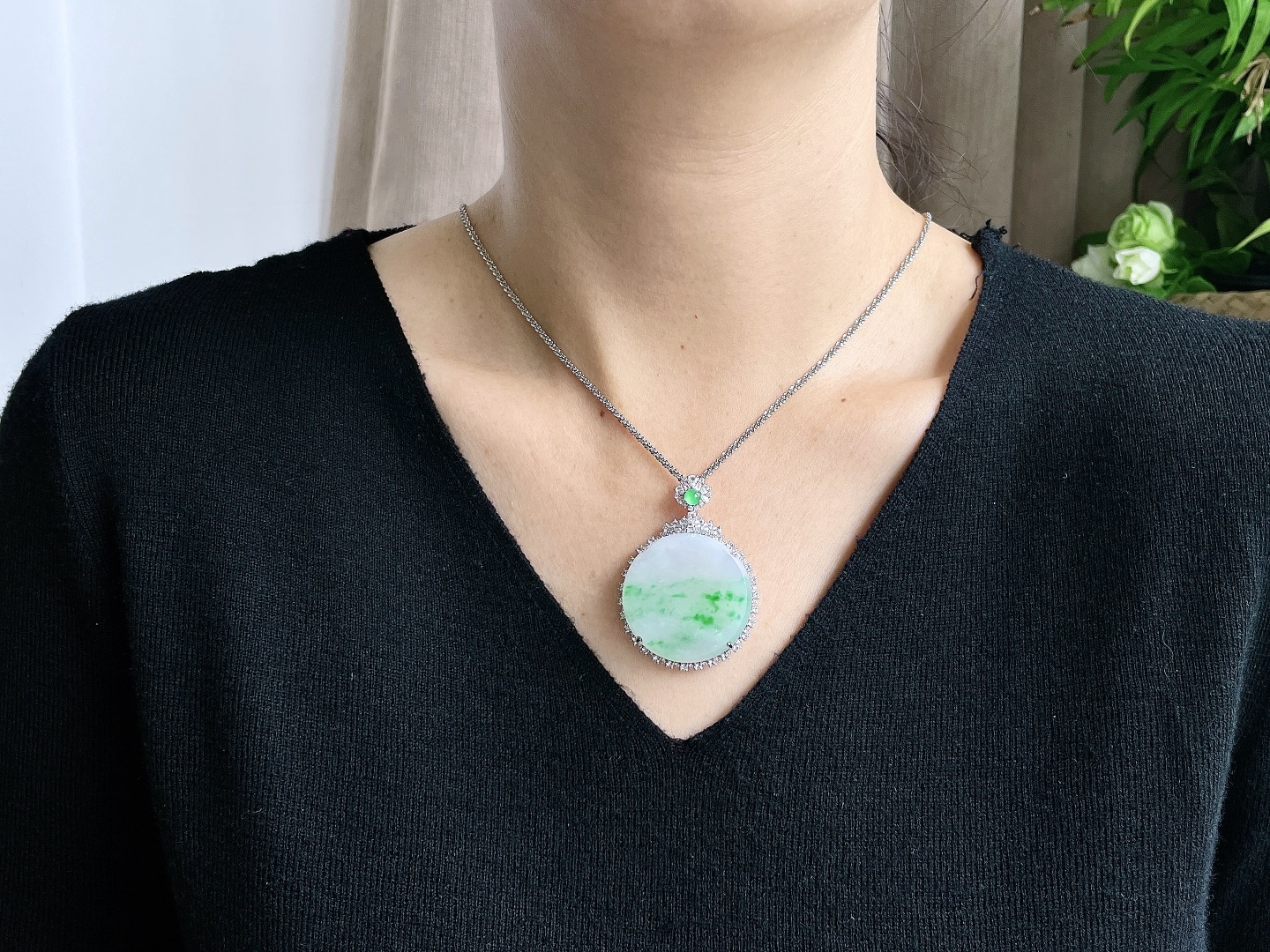 冰飘绿花无事牌吊坠，18k金镶嵌，无裂，性比高，飘花，裸石36.7/8.6，重量17.3克