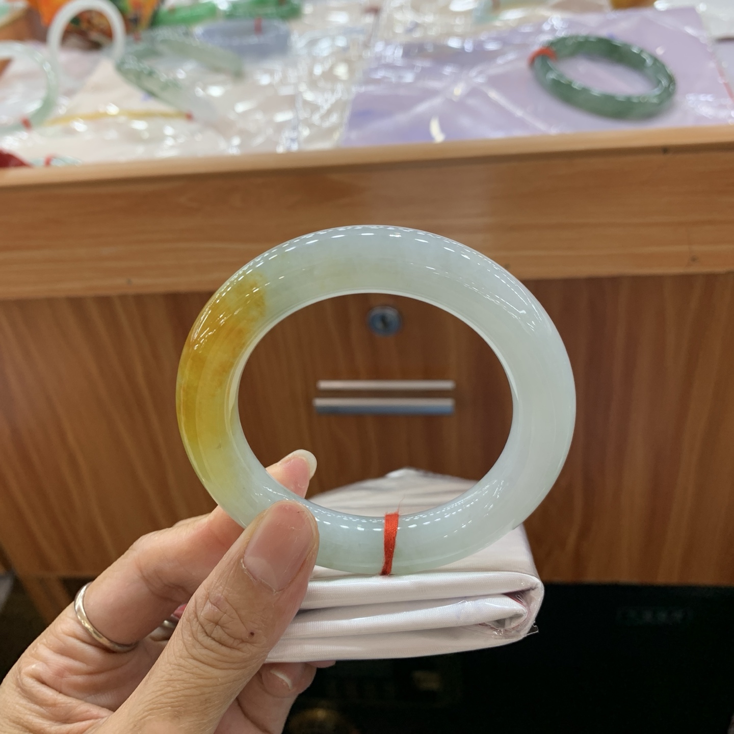 042725JM，飘黄翡圆条翡翠手镯，56.2-12.1