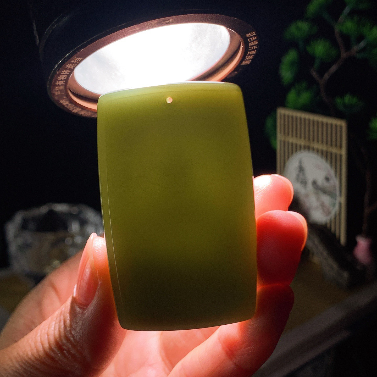 新疆和田玉沙枣青坐莲观音牌子挂件。尺寸55/34/10重43克 玉质细腻油润。手推出油。佩戴高端典雅。lt260428