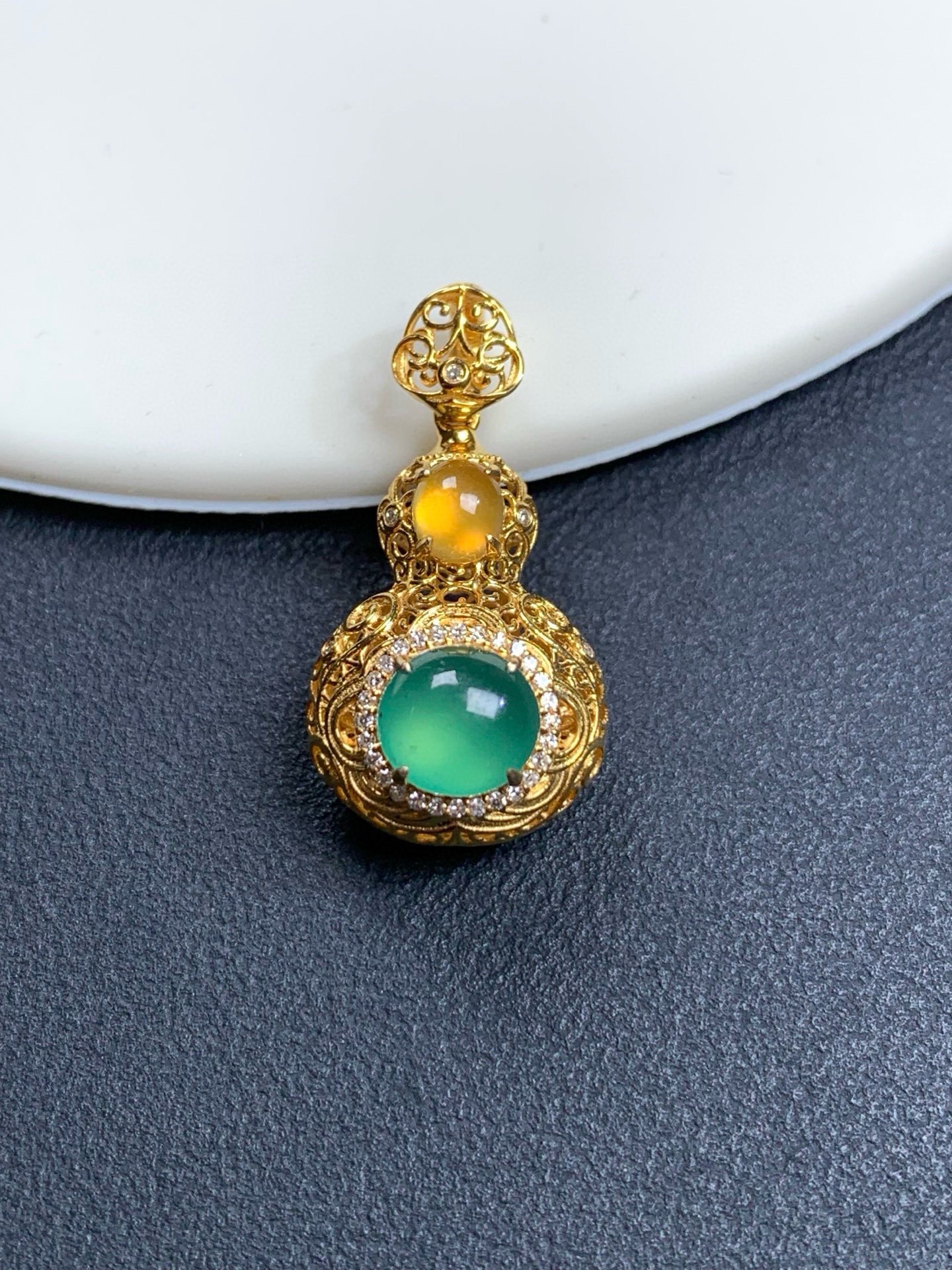 ️18k金钻镶嵌设计款冰绿冰黄起光蛋面吊坠25.8/13.5/12.3，裸石6.3/6.9/4.8