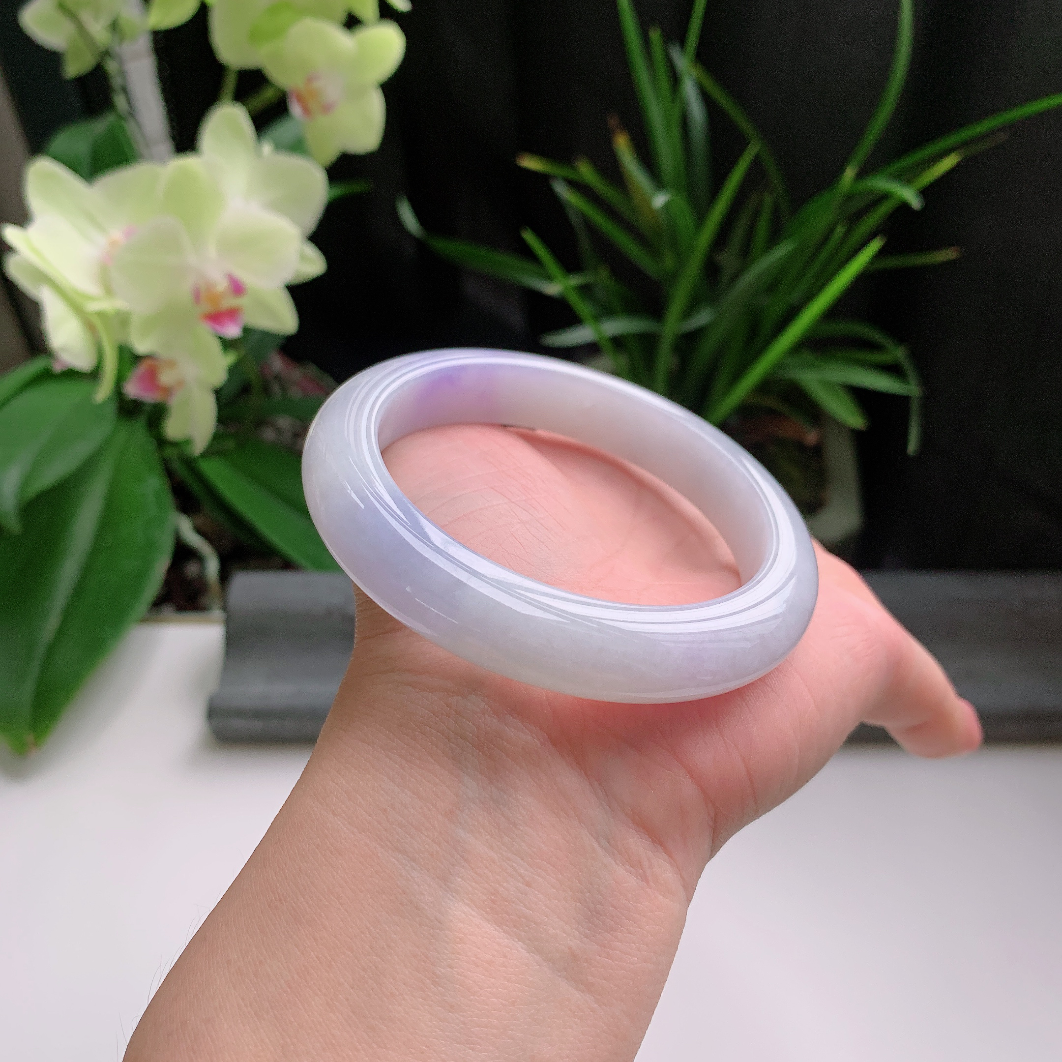 正圈58圈口，天然A货翡翠冰糯种水润飘紫玉手镯，水润秀丽，飘花灵动，种水十足，视觉甜美可人，恰到好处的美，十分高雅耐看，条形优美，上手优雅大方。68.00