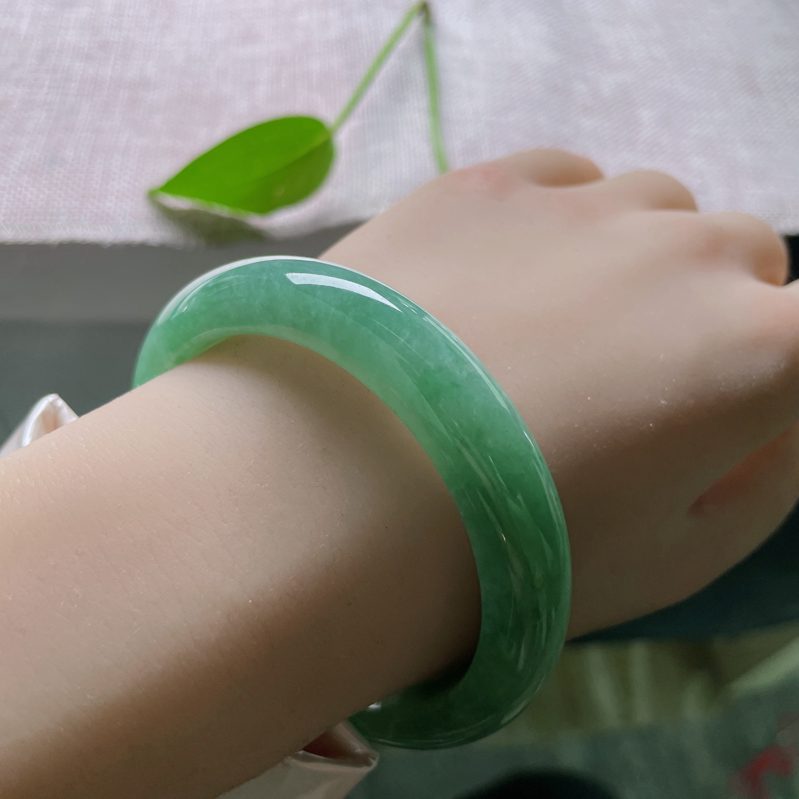 56.1/12/8.3，满绿正圈，颜色鲜艳夺目，佩戴富贵吉祥，种老，细润，ss51838a..