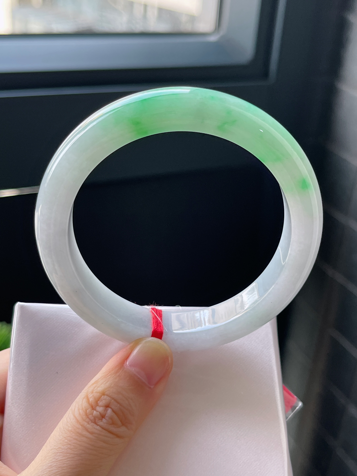 正圈57.9圈口，翡翠冰糯种飘绿手镯